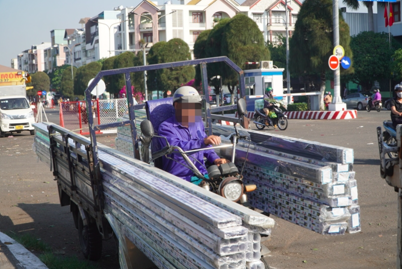 TP.HCM: CSGT mạnh tay xử l&yacute; h&agrave;ng trăm phương tiện chở h&agrave;ng cồng kềnh- Ảnh 1.