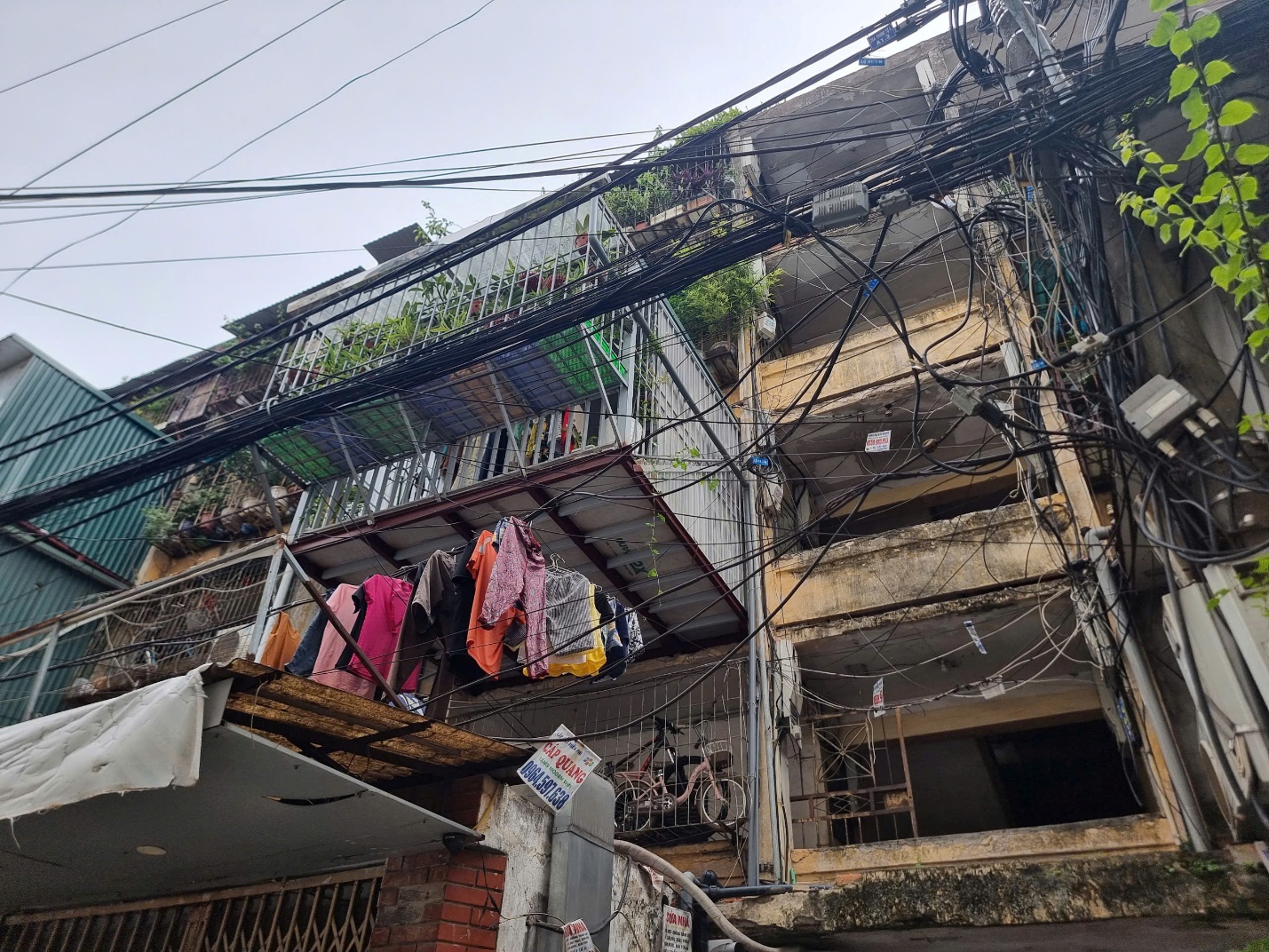 Hà Nội: Nhiều khu tập thể cũ xuống cấp, tiềm ẩn nguy cơ cháy nổ nghiêm trọng- Ảnh 4. Hà Nội: Nhiều khu tập thể cũ xuống cấp, tiềm ẩn nguy cơ cháy nổ nghiêm trọng- Ảnh 4.