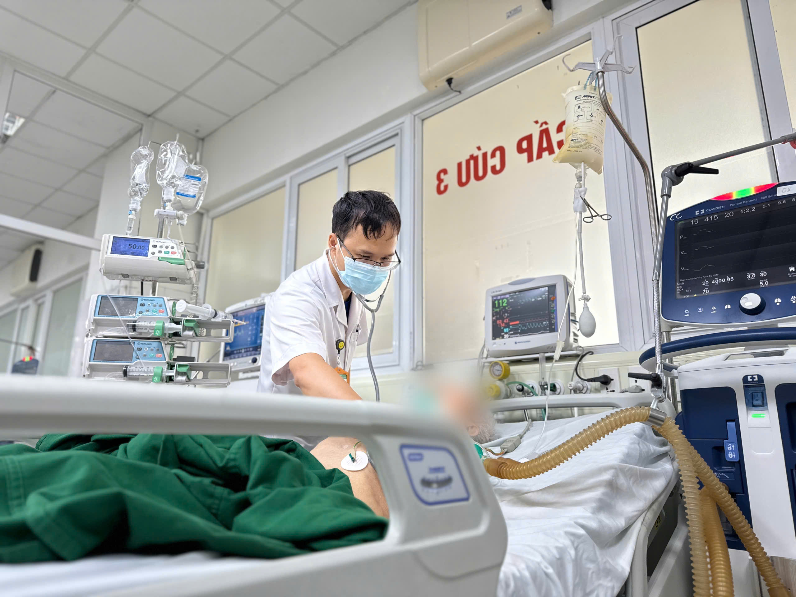 Cụ ông liệt tứ chi sau tiêm giảm đau cổ vai gáy- Ảnh 1. Cụ ông liệt tứ chi sau tiêm giảm đau cổ vai gáy- Ảnh 1.