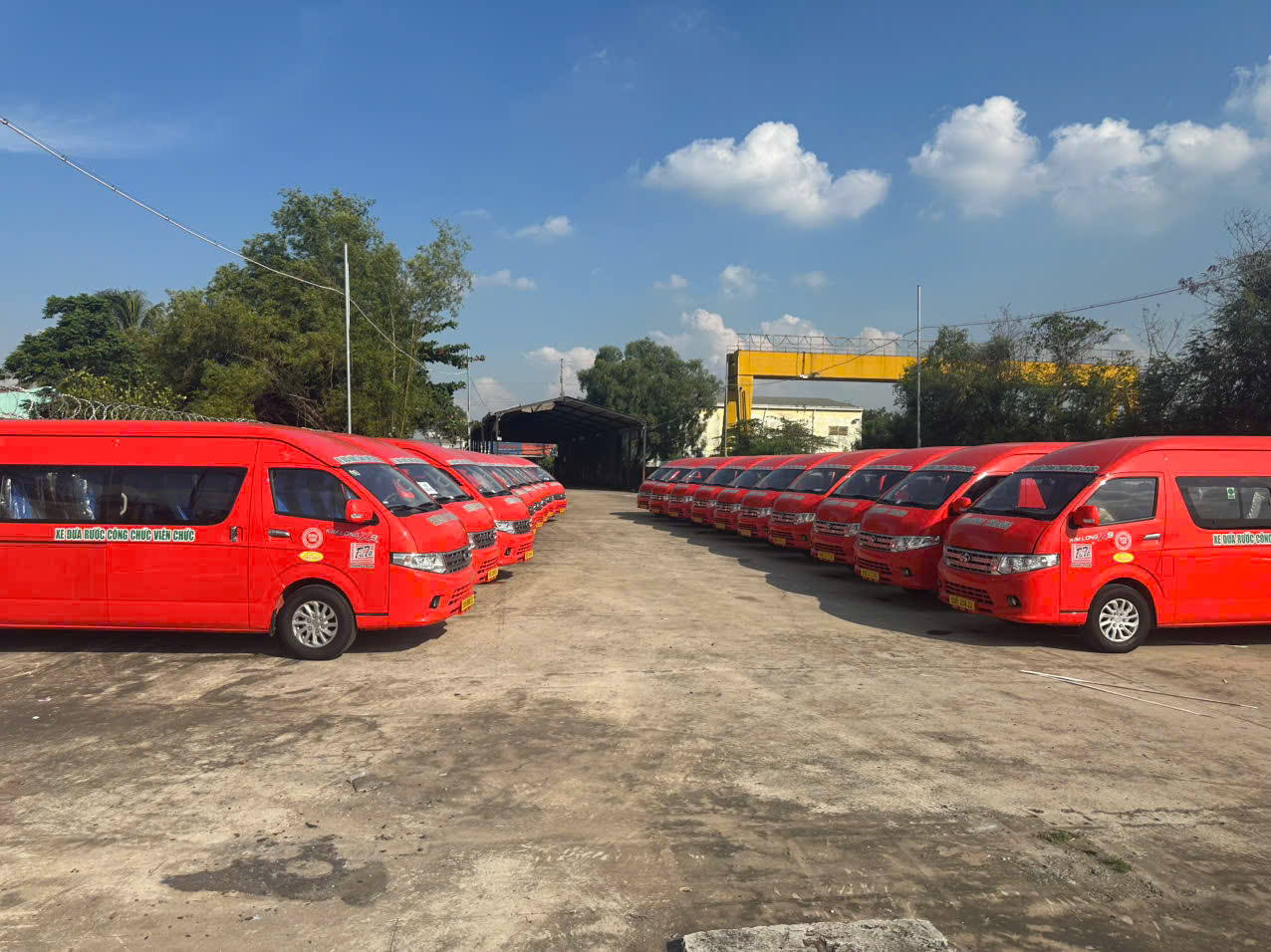 Vĩnh Long bố tr&iacute; xe đưa đ&oacute;n miễn ph&iacute; hơn 400 c&aacute;n bộ đi l&agrave;m sau s&aacute;p nhập- Ảnh 1.