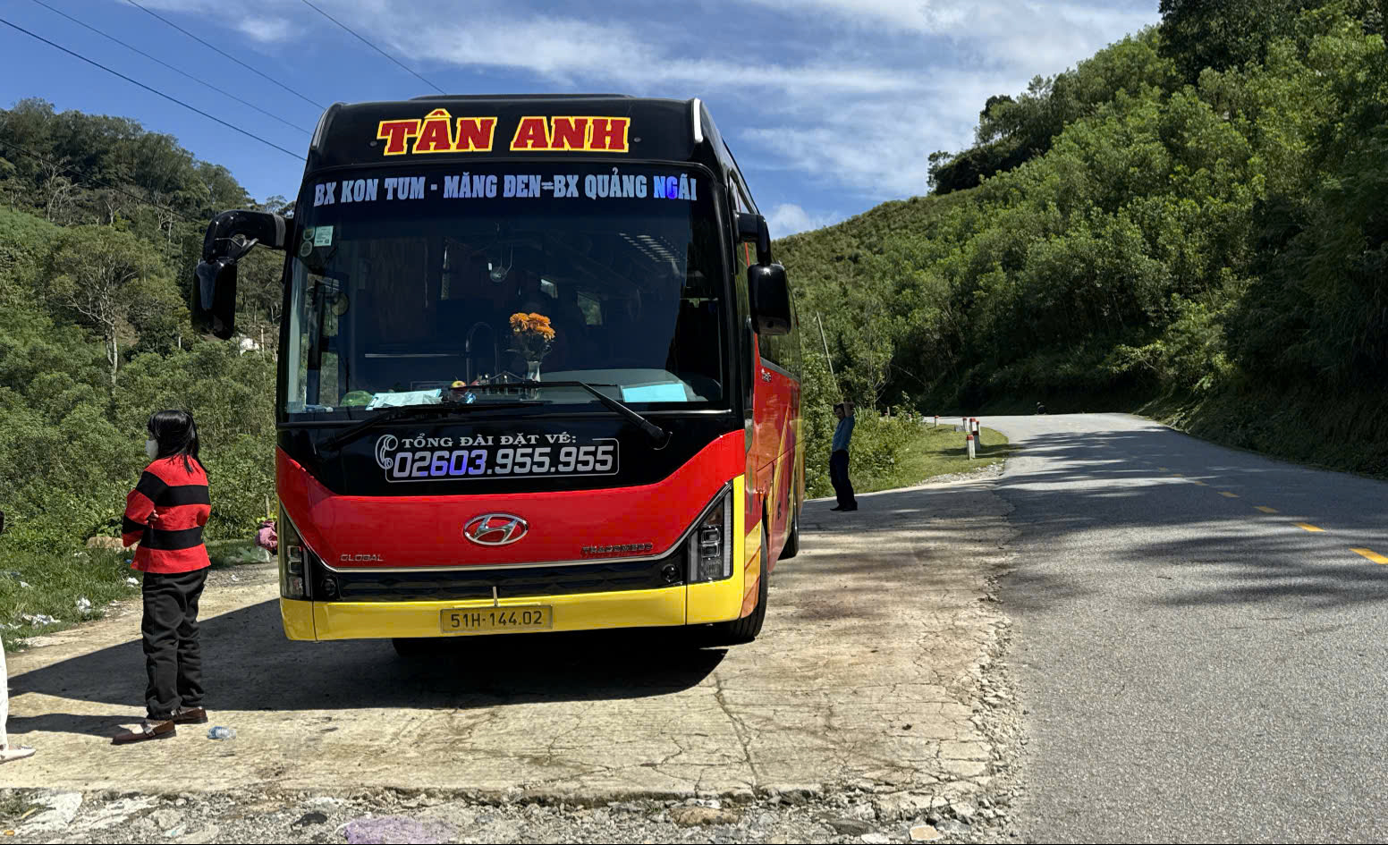 Vận tải kh&aacute;ch tuyến Quảng Ng&atilde;i - Kon Tum tăng đột biến sau s&aacute;p nhập- Ảnh 2.