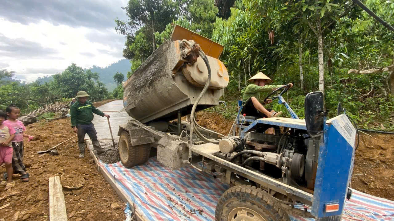 Yên Bái: 400 hộ hiến đất, mở đường nối bản nghèo với trung tâm huyện- Ảnh 2. Yên Bái: 400 hộ hiến đất, mở đường nối bản nghèo với trung tâm huyện- Ảnh 2.