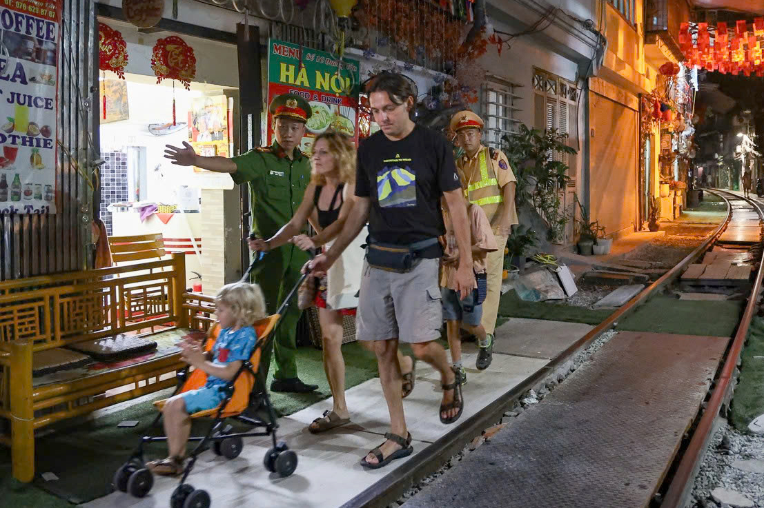 H&agrave; Nội: Phạt h&agrave;ng chục qu&aacute;n vi phạm, lắp camera gi&aacute;m s&aacute;t dẹp cafe đường t&agrave;u- Ảnh 1.