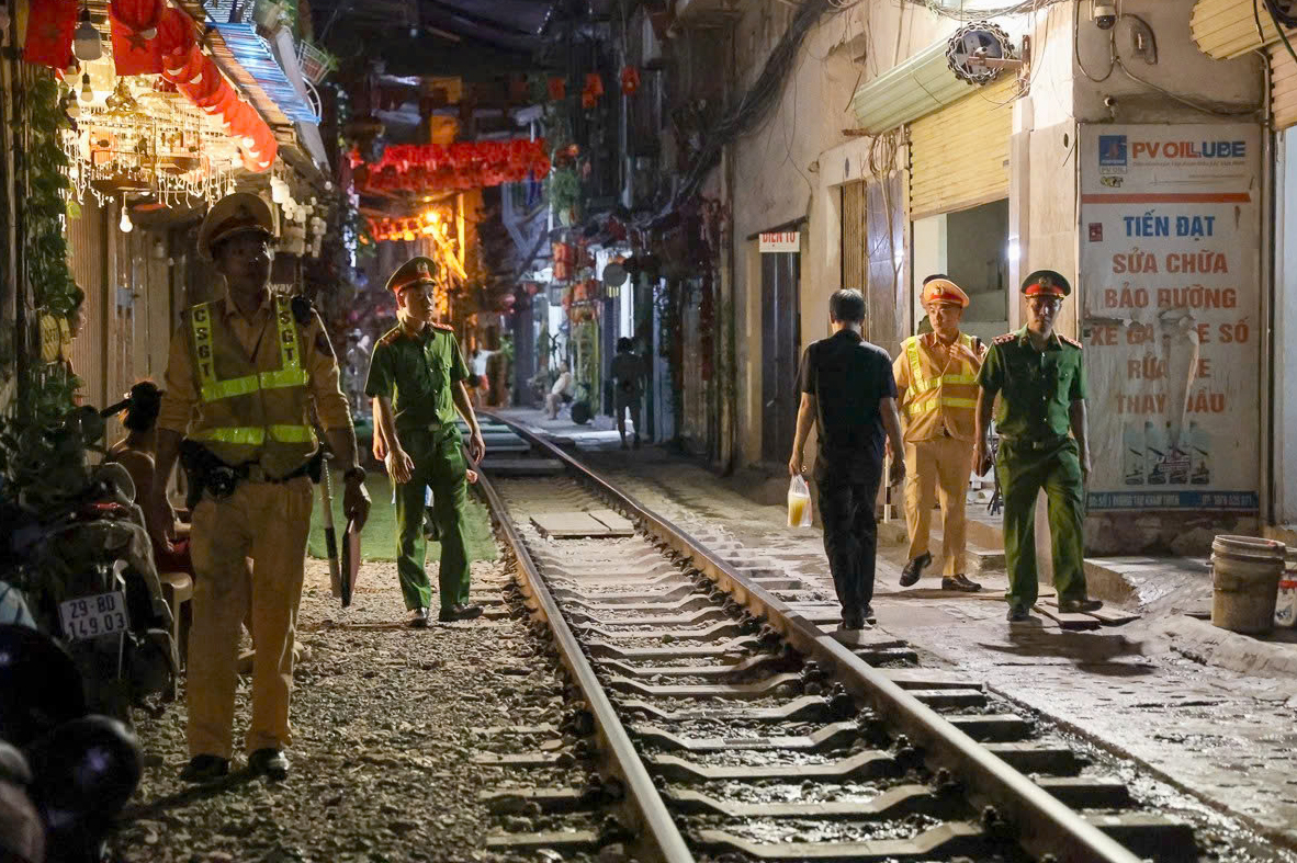 H&agrave; Nội: Phạt h&agrave;ng chục qu&aacute;n vi phạm, lắp camera gi&aacute;m s&aacute;t dẹp cafe đường t&agrave;u- Ảnh 5.