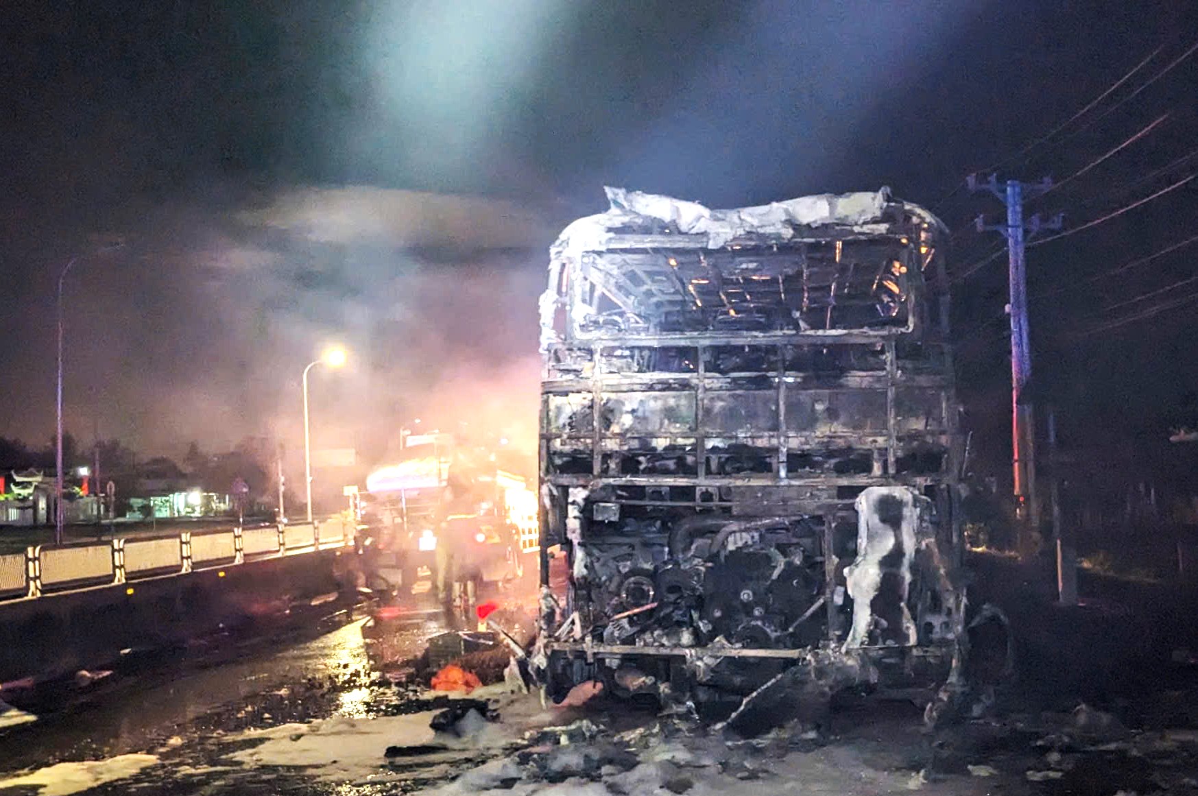 Xe kh&aacute;ch giường nằm ch&aacute;y trơ khung tr&ecirc;n QL1 đoạn qua tỉnh L&acirc;m Đồng- Ảnh 1.