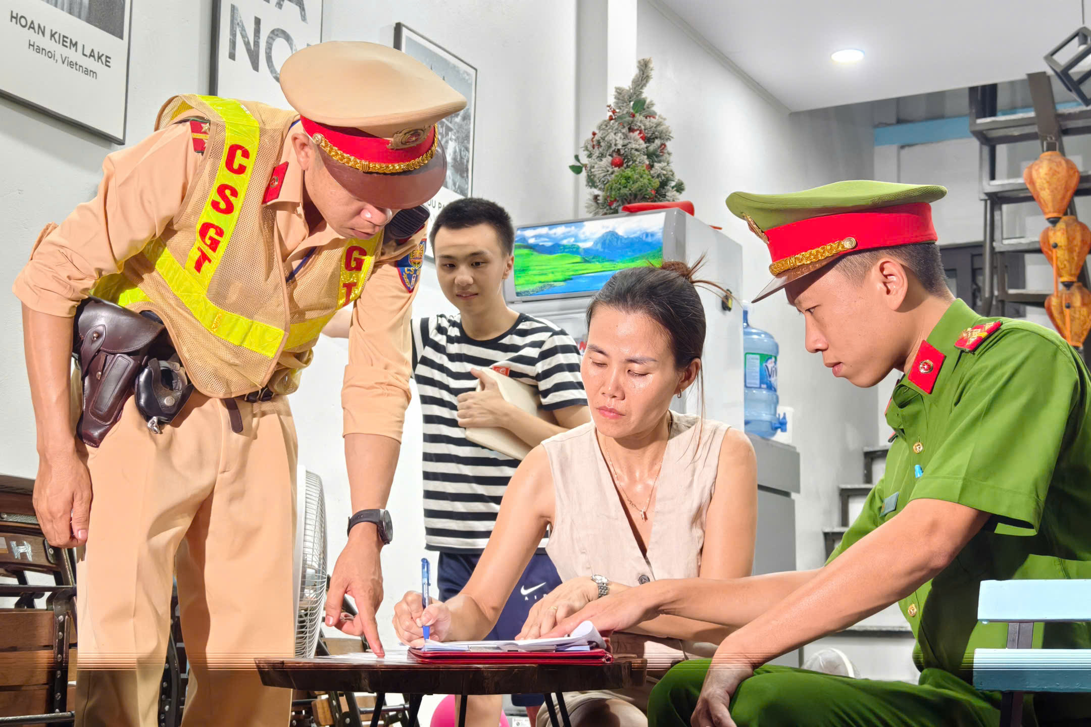 H&agrave; Nội: Phạt h&agrave;ng chục qu&aacute;n vi phạm, lắp camera gi&aacute;m s&aacute;t dẹp cafe đường t&agrave;u- Ảnh 4.