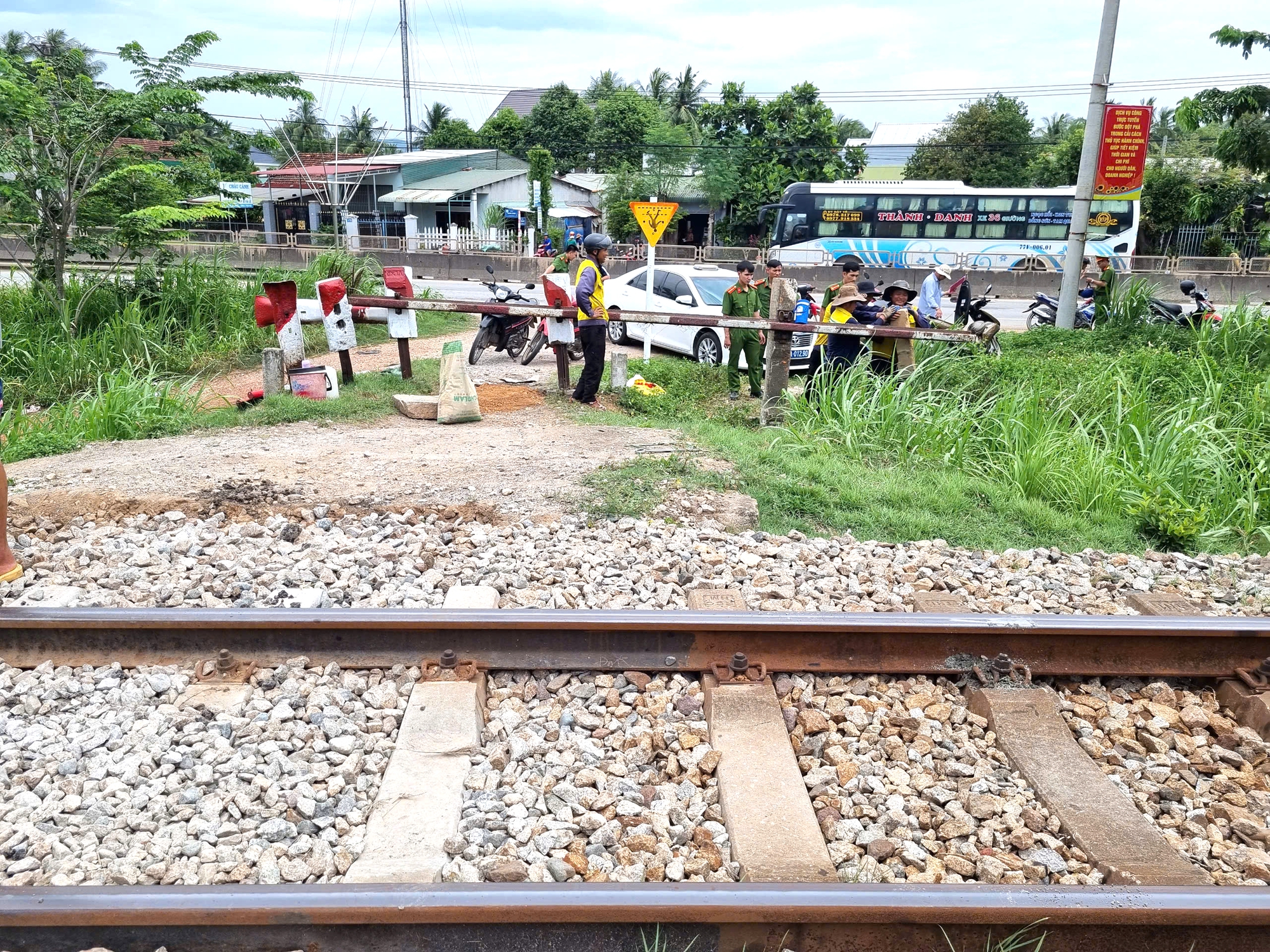 Gia Lai x&oacute;a lối đi tự mở qua đường sắt từng g&acirc;y tai nạn chết người- Ảnh 7.