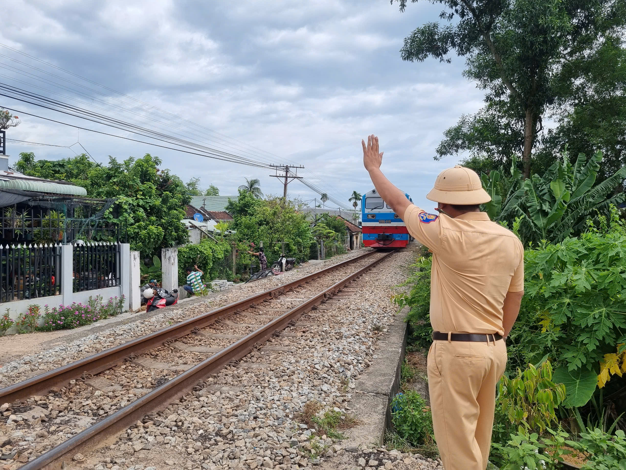 Gia Lai x&oacute;a lối đi tự mở qua đường sắt từng g&acirc;y tai nạn chết người- Ảnh 9.