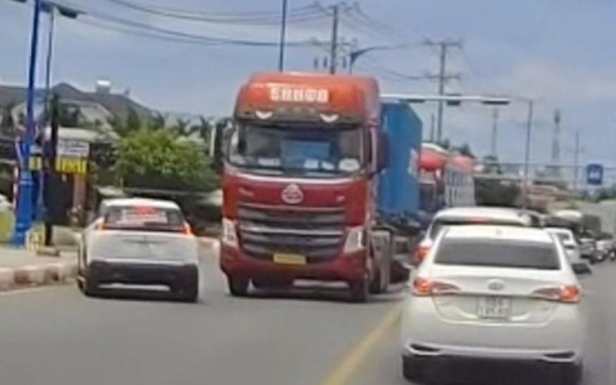 Xe con lấn l&agrave;n ngược chiều, su&yacute;t g&acirc;y tai nạn giao th&ocirc;ng