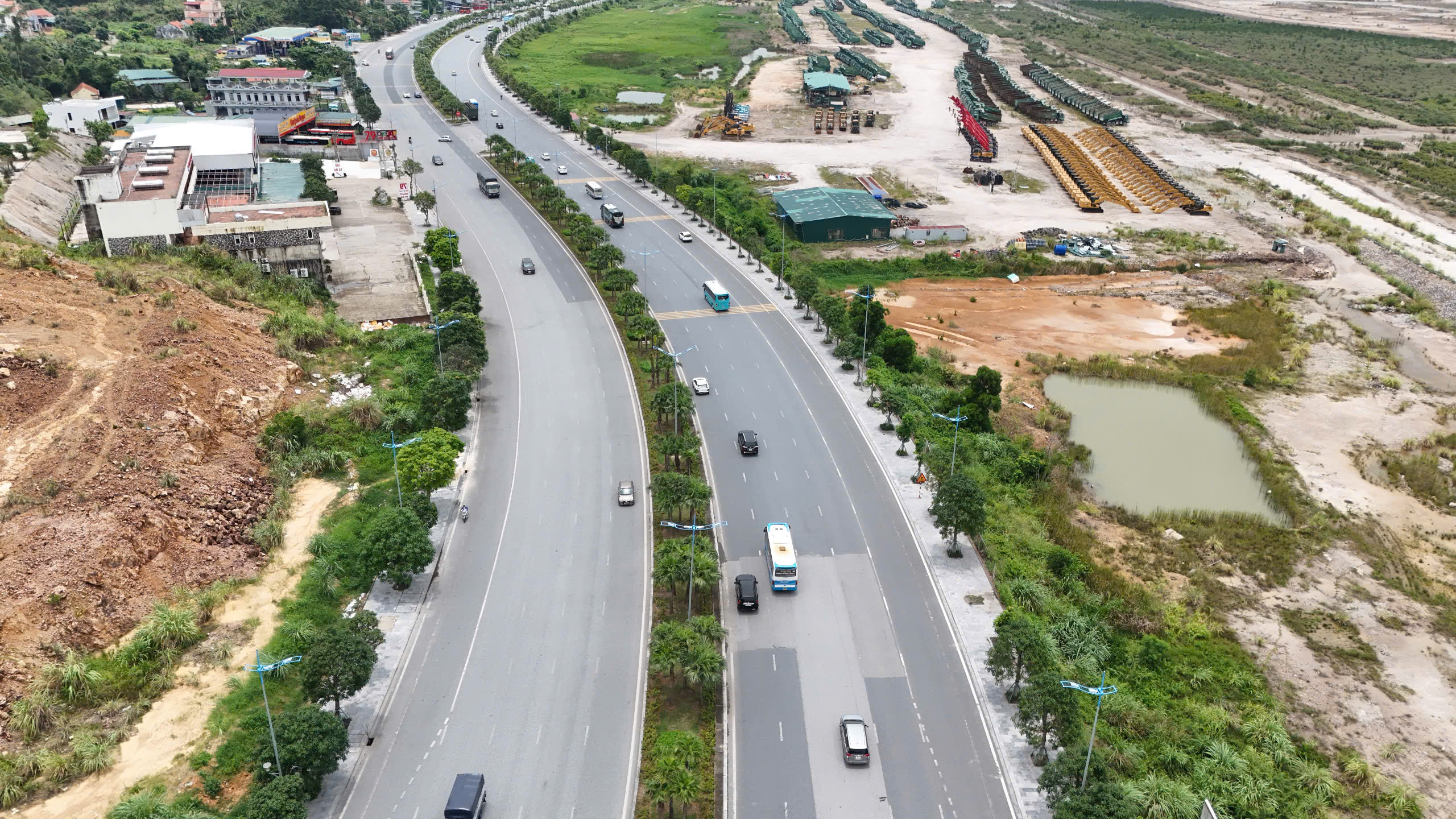 Cần sớm khắc phục tình trạng mờ vạch kẻ đường trên QL18 đoạn qua TP Hạ Long- Ảnh 4. Cần sớm khắc phục tình trạng mờ vạch kẻ đường trên QL18 đoạn qua TP Hạ Long- Ảnh 4.