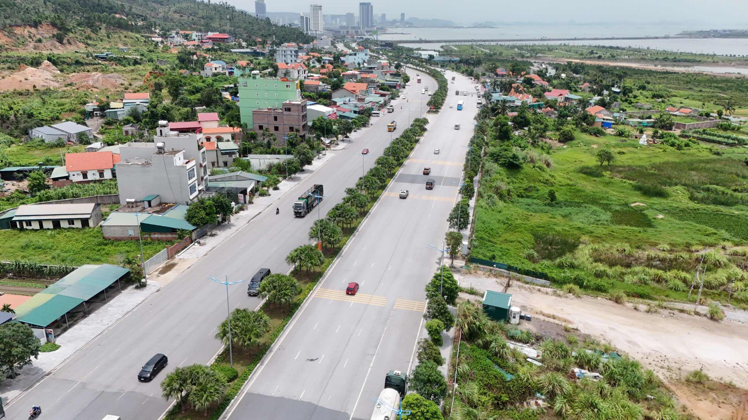 Cần sớm khắc phục tình trạng mờ vạch kẻ đường trên QL18 đoạn qua TP Hạ Long- Ảnh 1. Cần sớm khắc phục tình trạng mờ vạch kẻ đường trên QL18 đoạn qua TP Hạ Long- Ảnh 1.