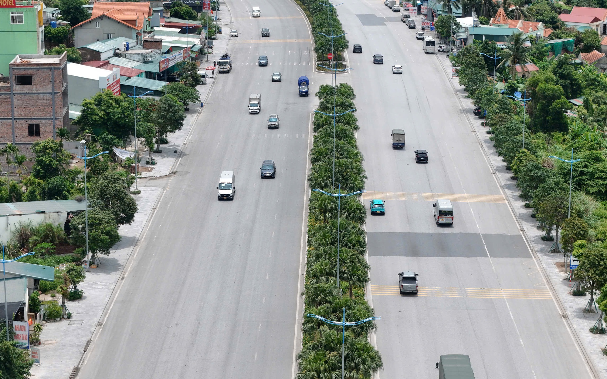 Quảng Ninh: Đã khắc phục vạch kẻ đường bị mờ trên QL18 qua Hạ Long- Ảnh 5. Quảng Ninh: Đã khắc phục vạch kẻ đường bị mờ trên QL18 qua Hạ Long- Ảnh 5.