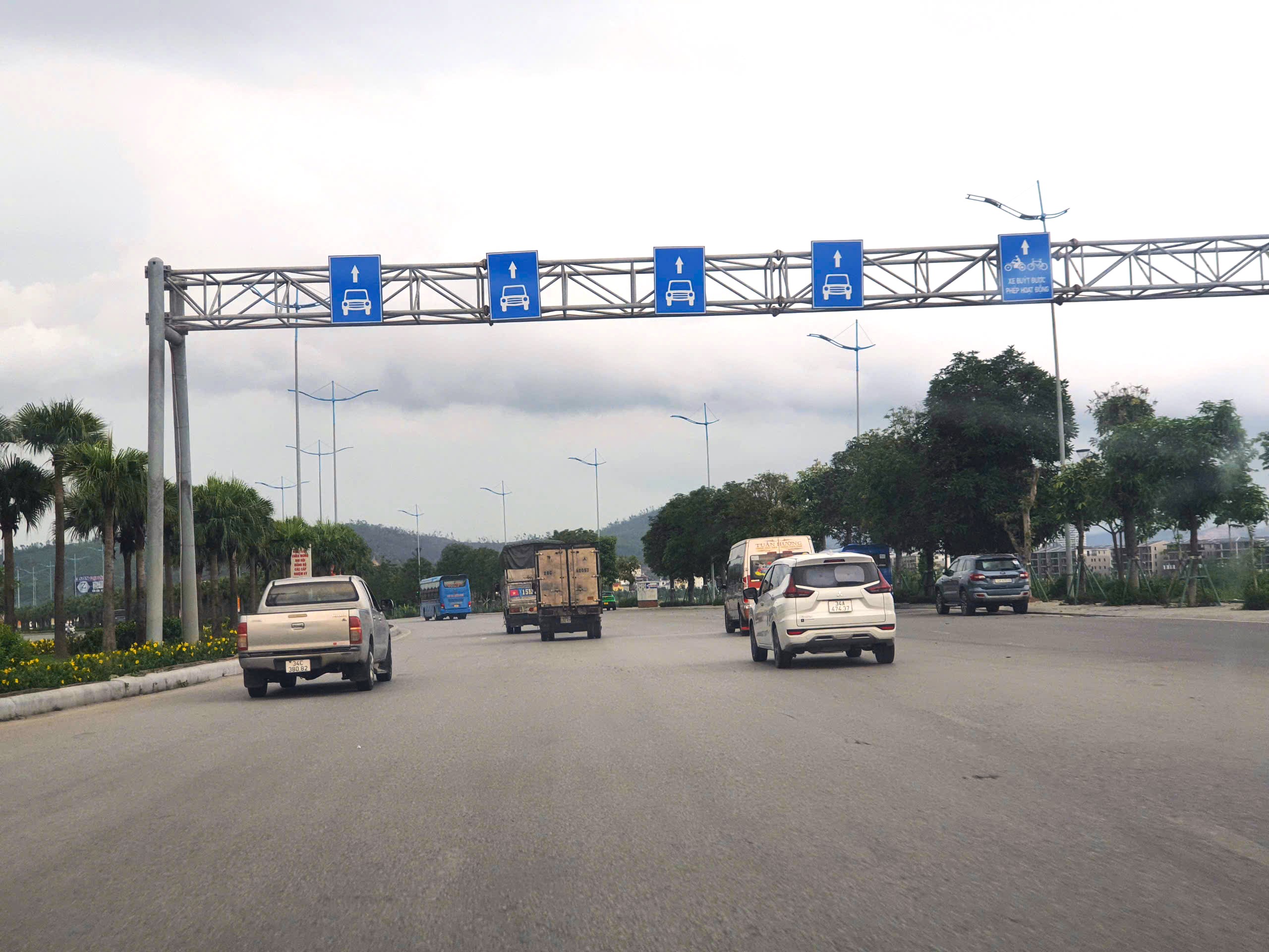 Cần sớm khắc phục tình trạng mờ vạch kẻ đường trên QL18 đoạn qua TP Hạ Long- Ảnh 6. Cần sớm khắc phục tình trạng mờ vạch kẻ đường trên QL18 đoạn qua TP Hạ Long- Ảnh 6.