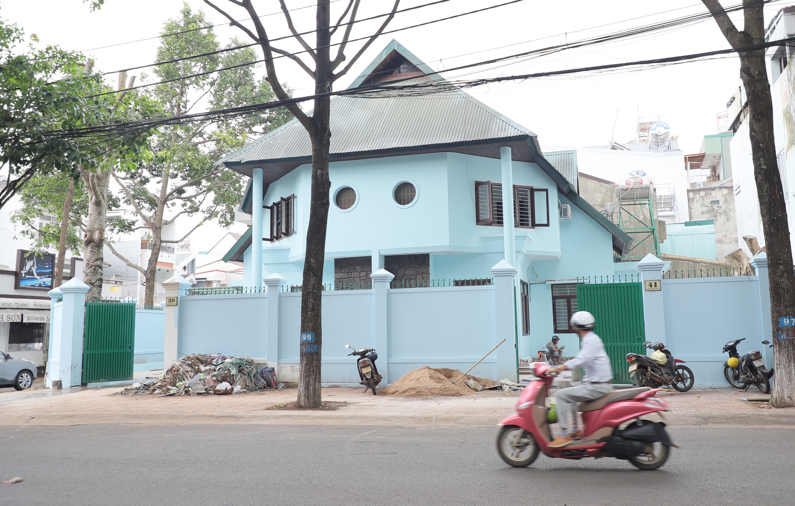 Đắk Lắk: Tất bật cải tạo nh&agrave; ở phục vụ gần 1.000 c&aacute;n bộ l&agrave;m việc tại trung t&acirc;m h&agrave;nh ch&iacute;nh - Ảnh 3.