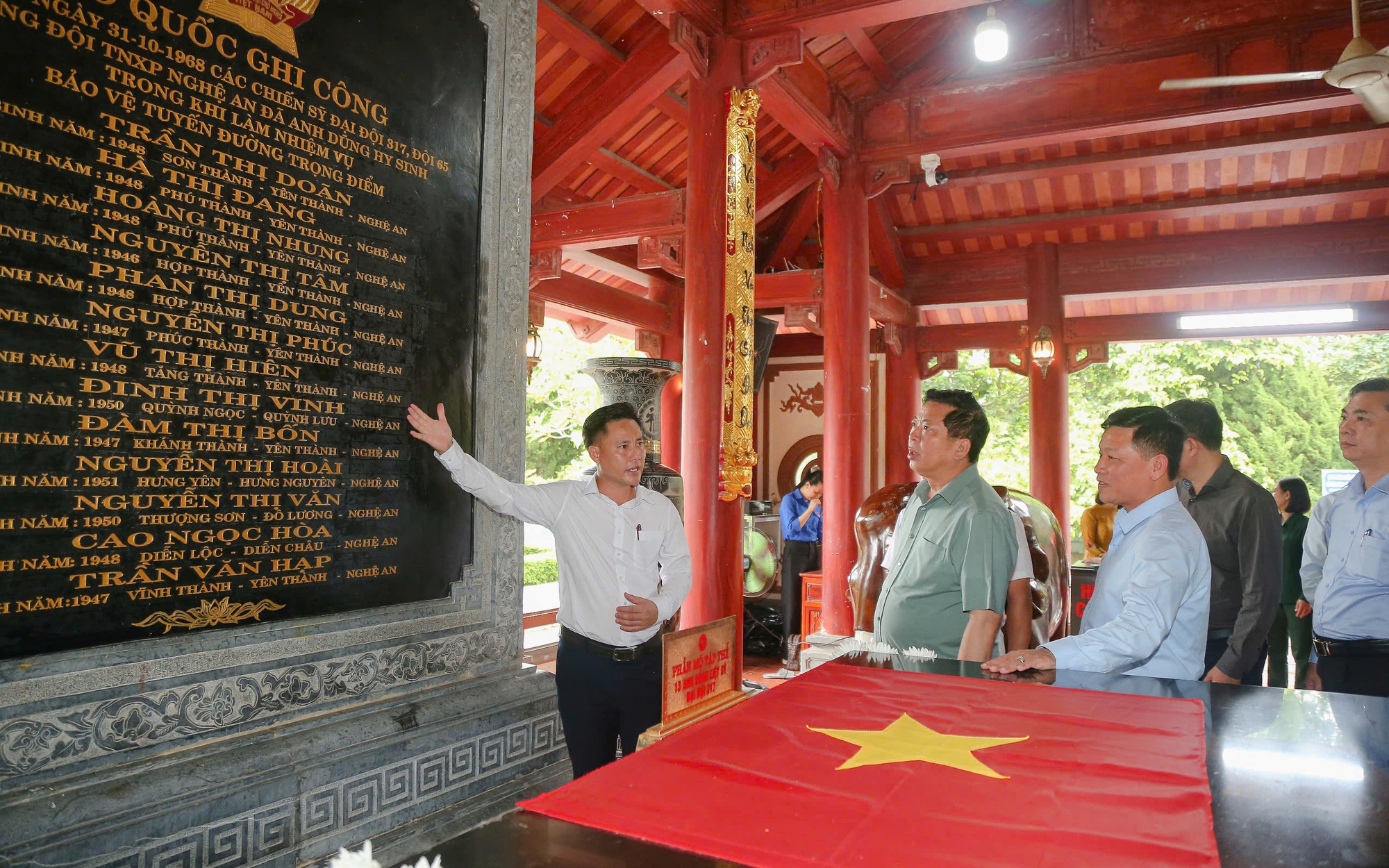 Bộ trưởng Trần Hồng Minh: Kiểm soát chặt tiến độ, chất lượng các cao tốc đang về đích- Ảnh 4. Bộ trưởng Trần Hồng Minh dâng hương tưởng niệm các anh hùng liệt sĩ Trường Sơn