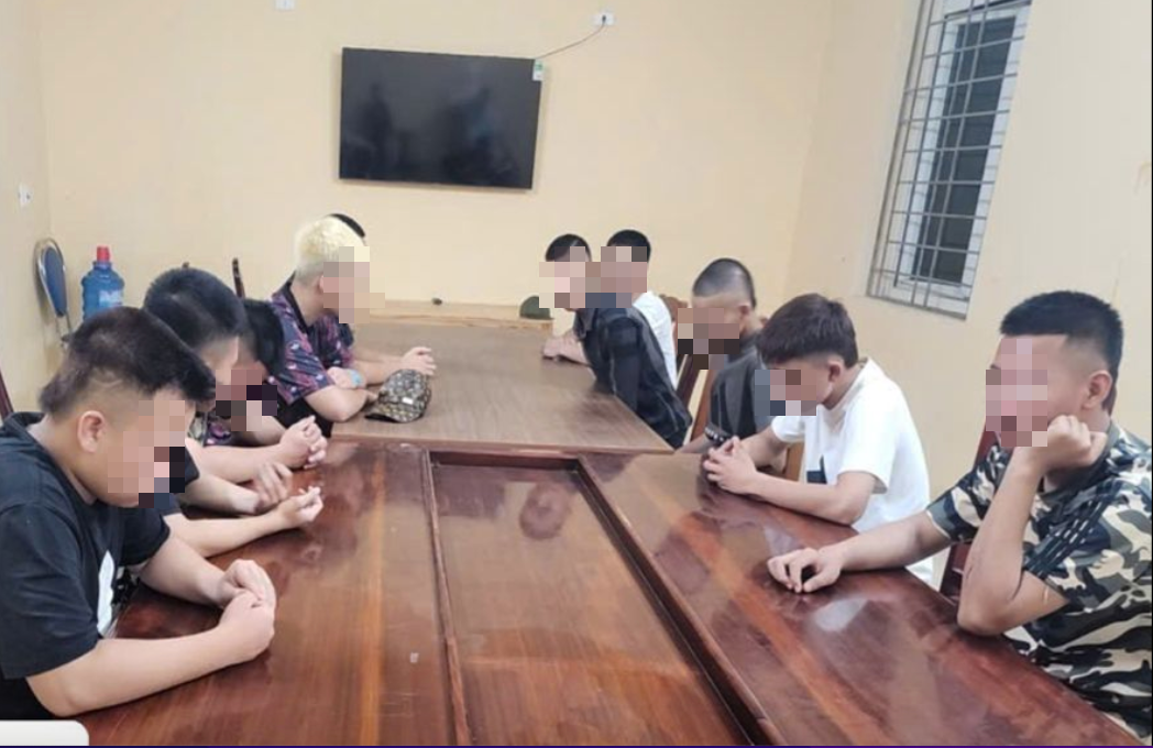 C&ocirc;ng an Thanh H&oacute;a xử l&yacute; h&agrave;ng chục thanh thiếu ni&ecirc;n mang hung kh&iacute; n&aacute;o loạn đường qu&ecirc; - Ảnh 1.