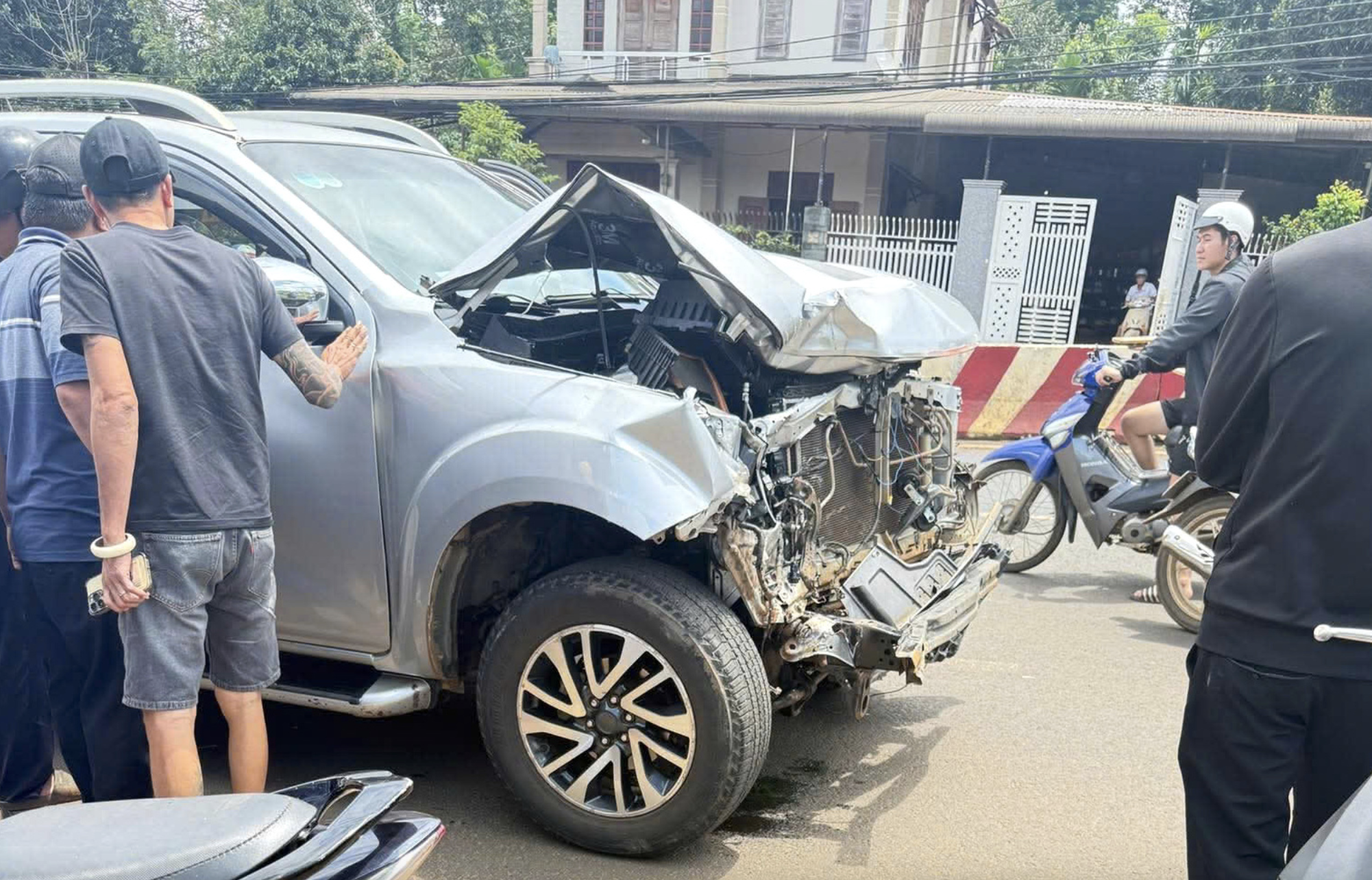 Người d&acirc;n Đắk Lắk v&acirc;y bắt t&agrave;i xế xe &ocirc; t&ocirc; g&acirc;y tai nạn rồi bỏ trốn giao cho c&ocirc;ng an xử l&yacute;.