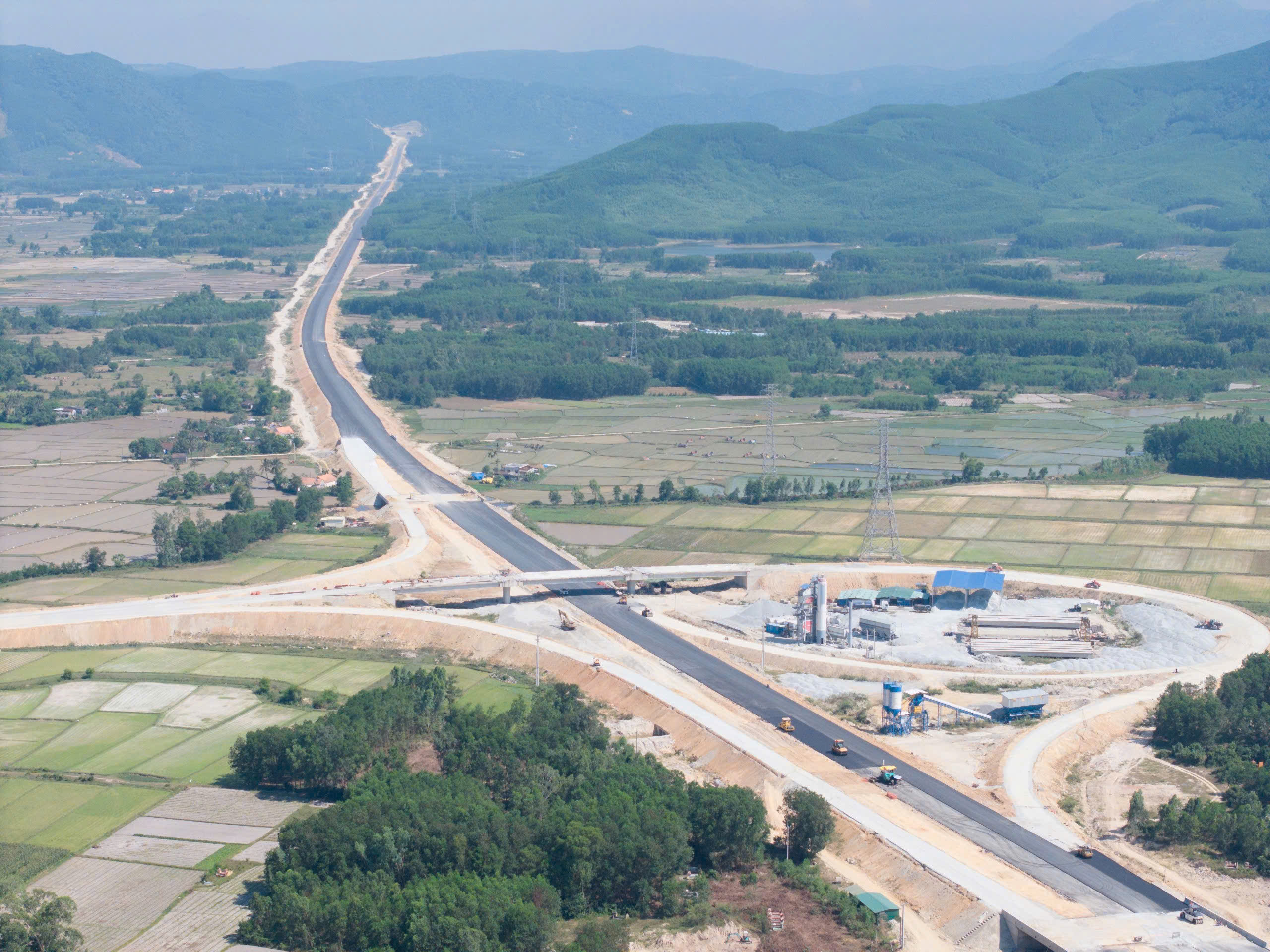 Nh&agrave; thầu thi c&ocirc;ng cao tốc Quảng Ng&atilde;i - Ho&agrave;i Nhơn vẫn kh&oacute; tiếp cận mặt bằng- Ảnh 2.