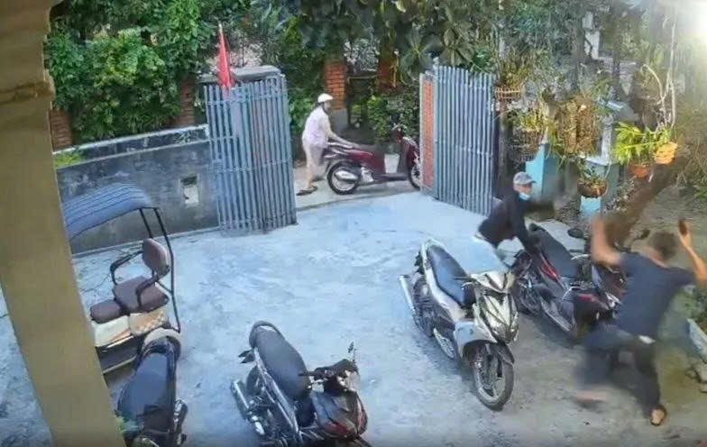 Huế: X&ocirc;ng v&agrave;o nh&agrave; d&ugrave;ng hung kh&iacute; tấn c&ocirc;ng l&agrave;m một người tử vong- Ảnh 1.