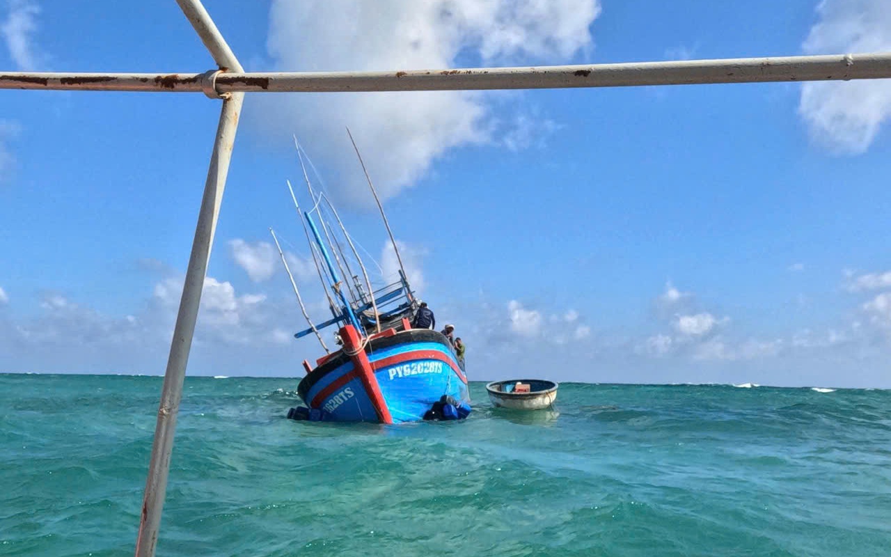 Bộ đội Trường Sa cứu hộ 5 ngư d&acirc;n tr&ecirc;n t&agrave;u c&aacute; bị mắc cạn