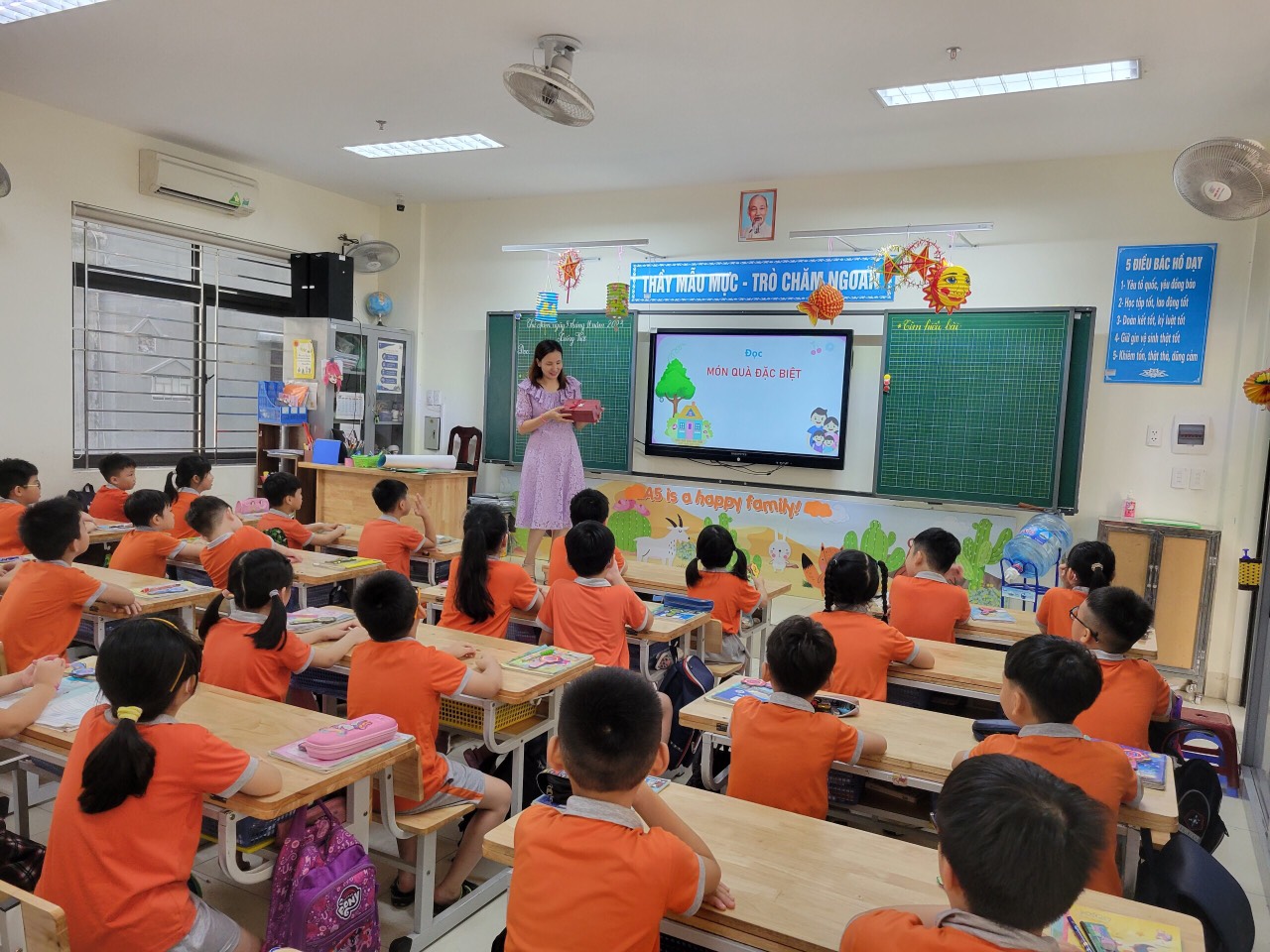 Điều chỉnh nội dung s&aacute;ch gi&aacute;o khoa ph&ugrave; hợp với địa giới mới- Ảnh 1.