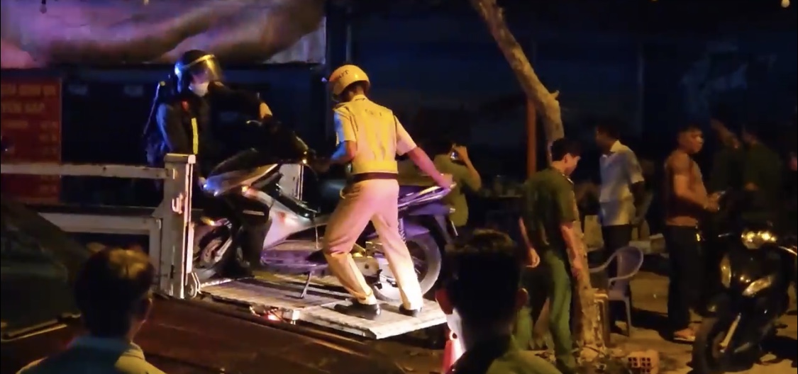 Khống chế bốn người chống đối CSGT đo nồng độ cồn ở TP.HCM- Ảnh 1.