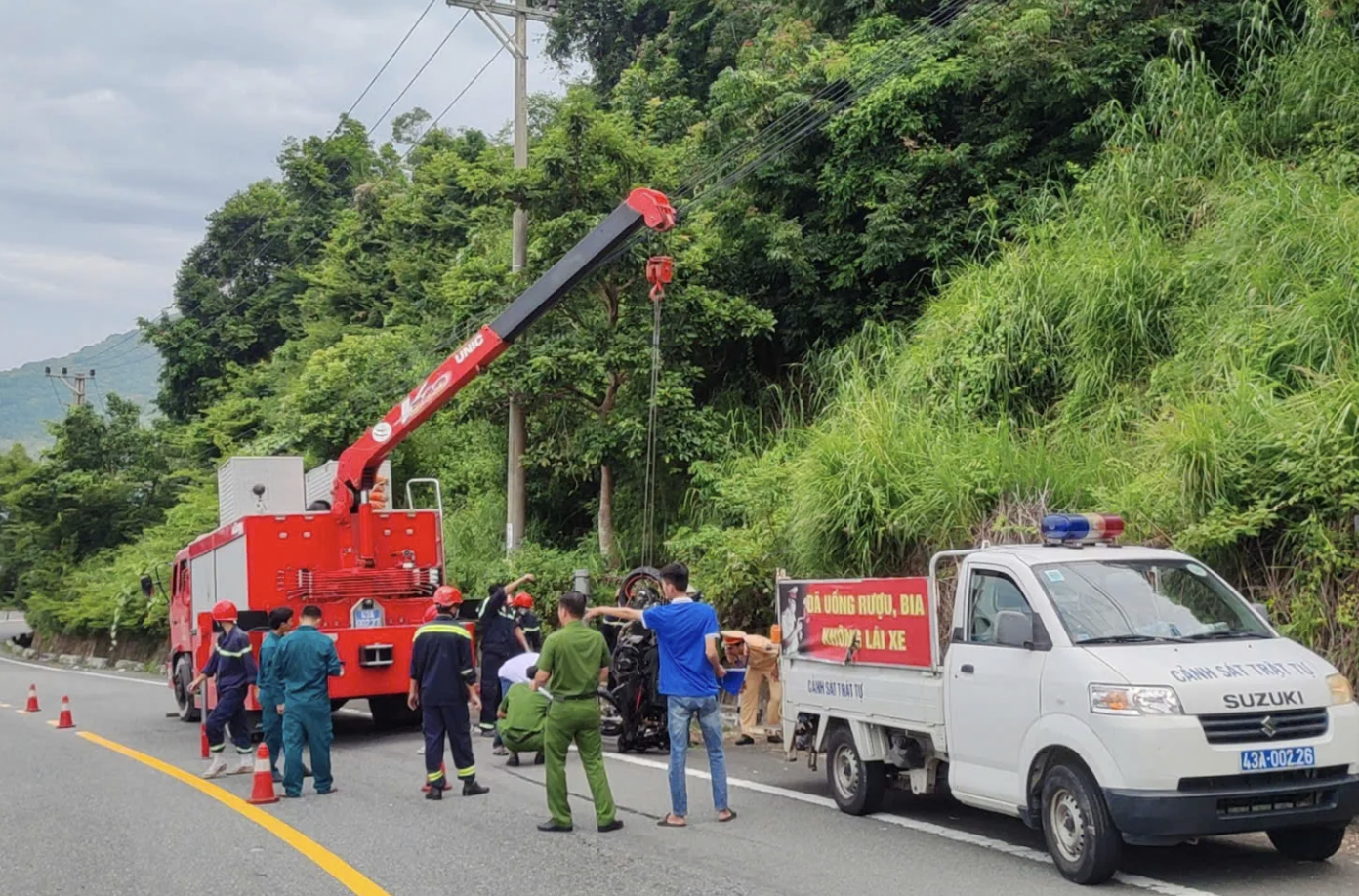 Lực lượng chức năng c&oacute; mặt tại hiện trường - Ảnh: C&ocirc;ng an TP Đ&agrave; Nẵng.