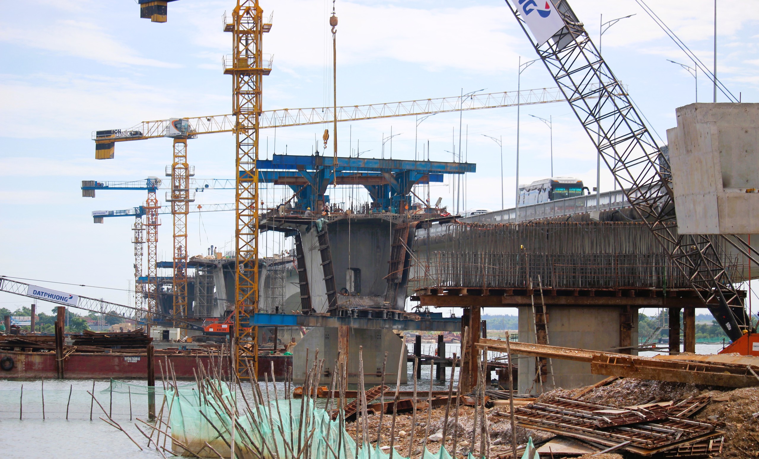 Cận cảnh cầu Gianh &ldquo;chia lửa&rdquo; cho cầu d&agrave;i nhất tr&ecirc;n QL1 qua Quảng Trị- Ảnh 1.