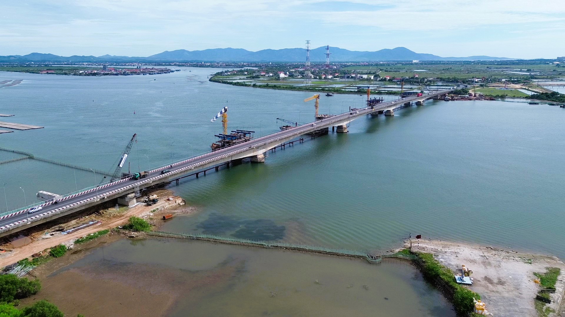 Cận cảnh cầu Gianh &ldquo;chia lửa&rdquo; cho cầu d&agrave;i nhất tr&ecirc;n QL1 qua Quảng Trị- Ảnh 3.