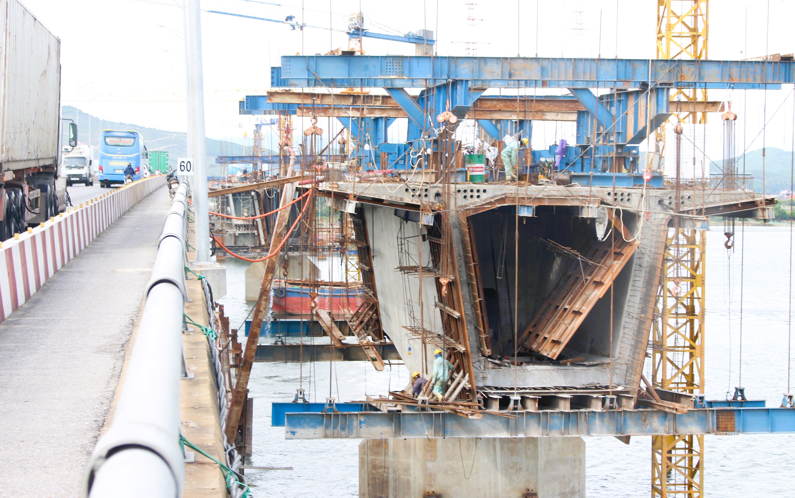 Cận cảnh cầu Gianh &ldquo;chia lửa&rdquo; cho cầu d&agrave;i nhất tr&ecirc;n QL1 qua Quảng Trị- Ảnh 4.