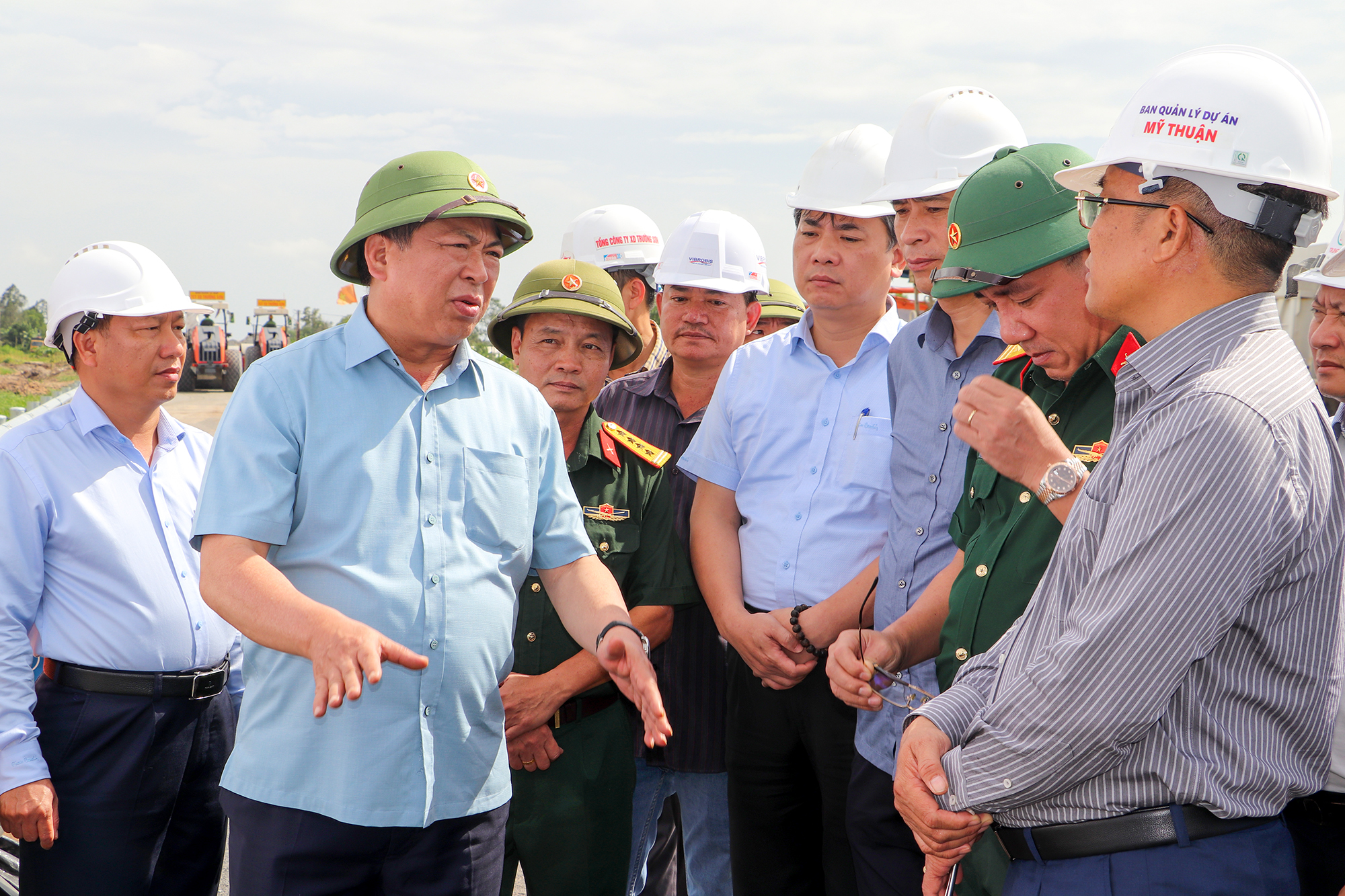 Bộ trưởng Bộ X&acirc;y dựng: Gi&aacute;m s&aacute;t chặt l&uacute;n đầu cầu, tăng tốc cao tốc Cần Thơ - C&agrave; Mau- Ảnh 1.