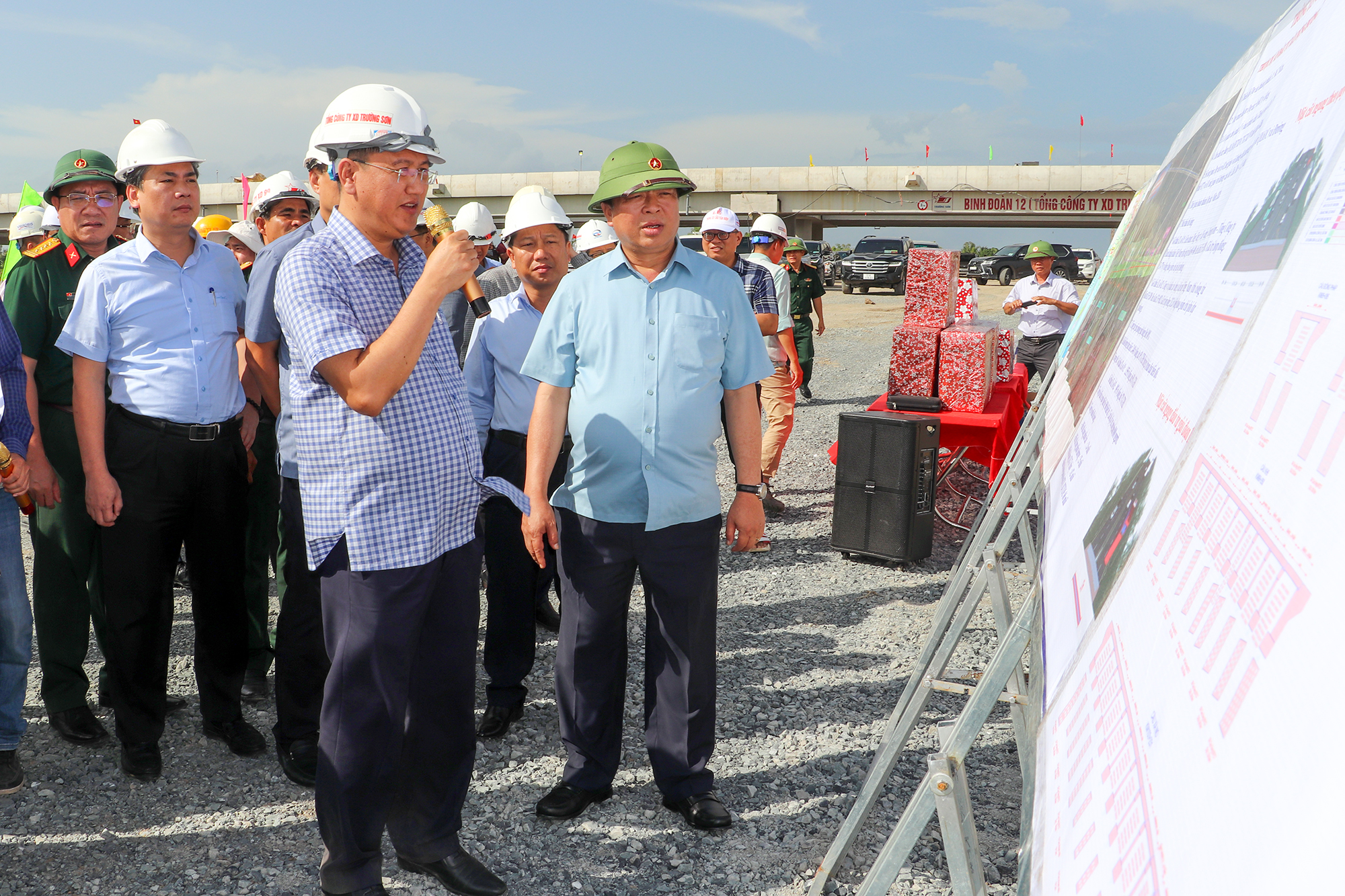 Bộ trưởng Bộ Xây dựng: Lập lại kế hoạch thi công, đảm bảo đủ cát cho cao tốc trục ngang- Ảnh 3. Bộ trưởng Bộ Xây dựng: Lập lại kế hoạch thi công, đảm bảo đủ cát cho cao tốc trục ngang- Ảnh 3.