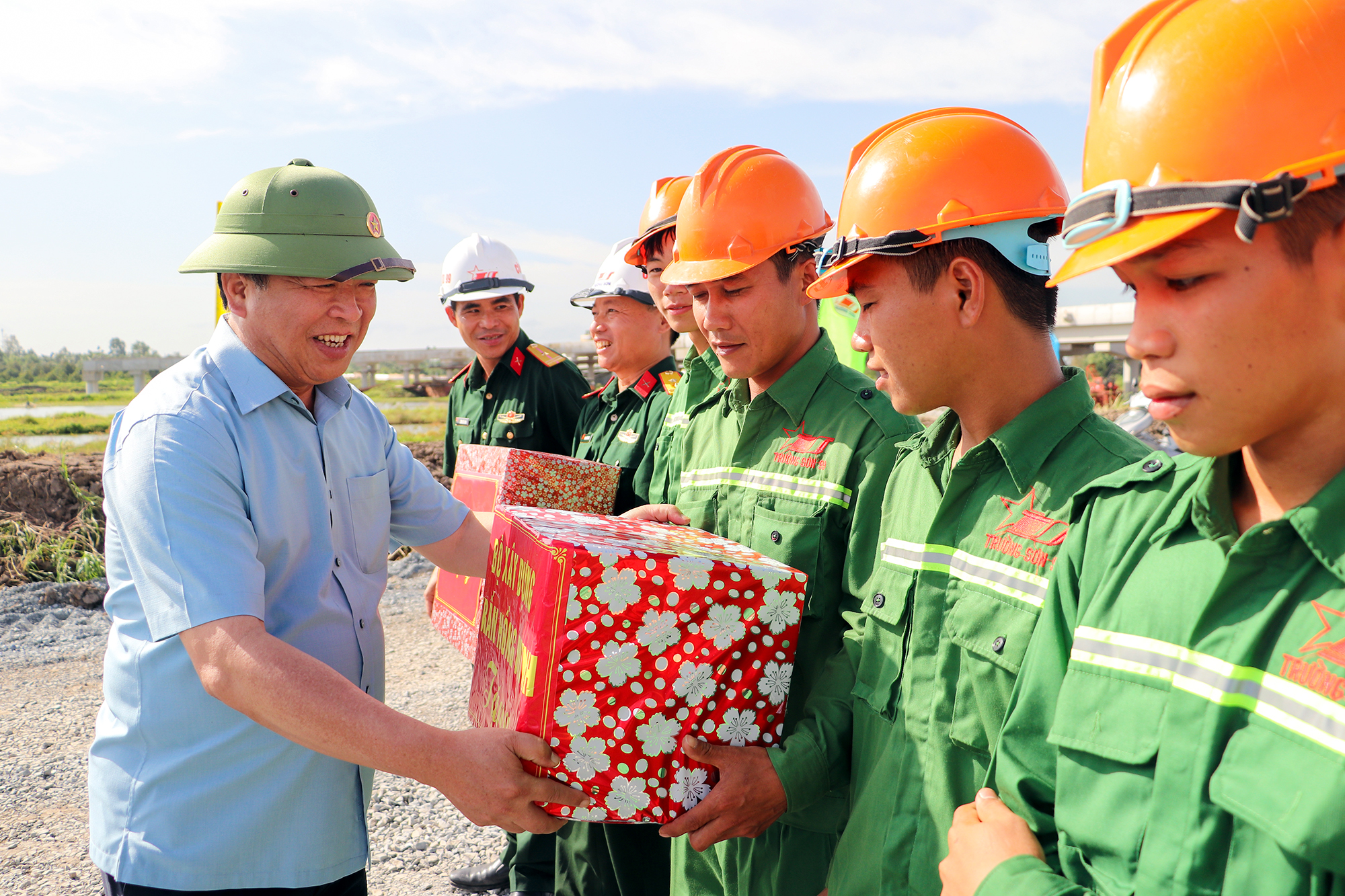 Bộ trưởng Bộ X&acirc;y dựng: Gi&aacute;m s&aacute;t chặt l&uacute;n đầu cầu, tăng tốc cao tốc Cần Thơ - C&agrave; Mau- Ảnh 2.