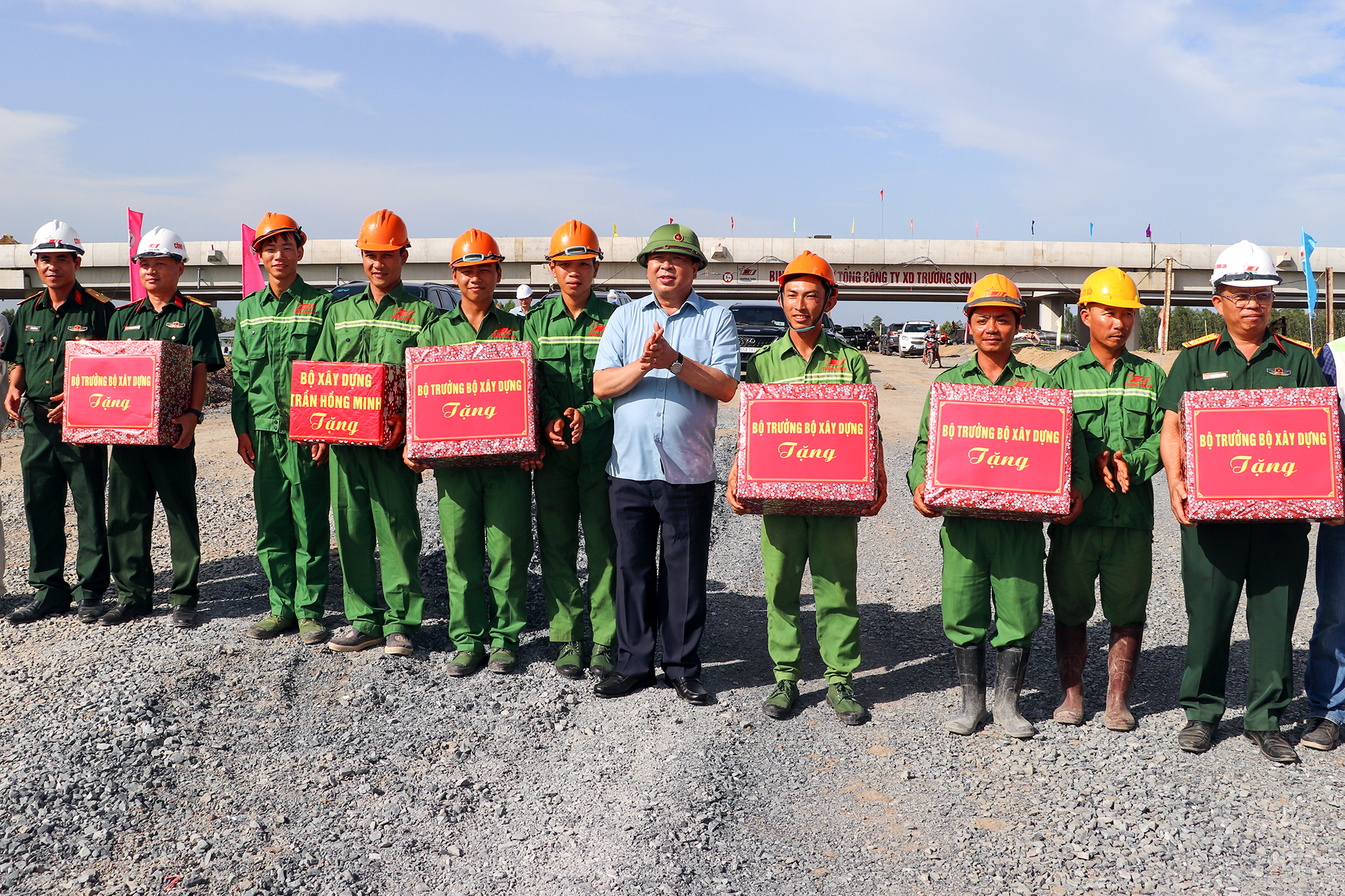 Bộ trưởng Bộ Xây dựng: Lập lại kế hoạch thi công, đảm bảo đủ cát cho cao tốc trục ngang- Ảnh 2. Bộ trưởng Bộ Xây dựng: Lập lại kế hoạch thi công, đảm bảo đủ cát cho cao tốc trục ngang- Ảnh 2.