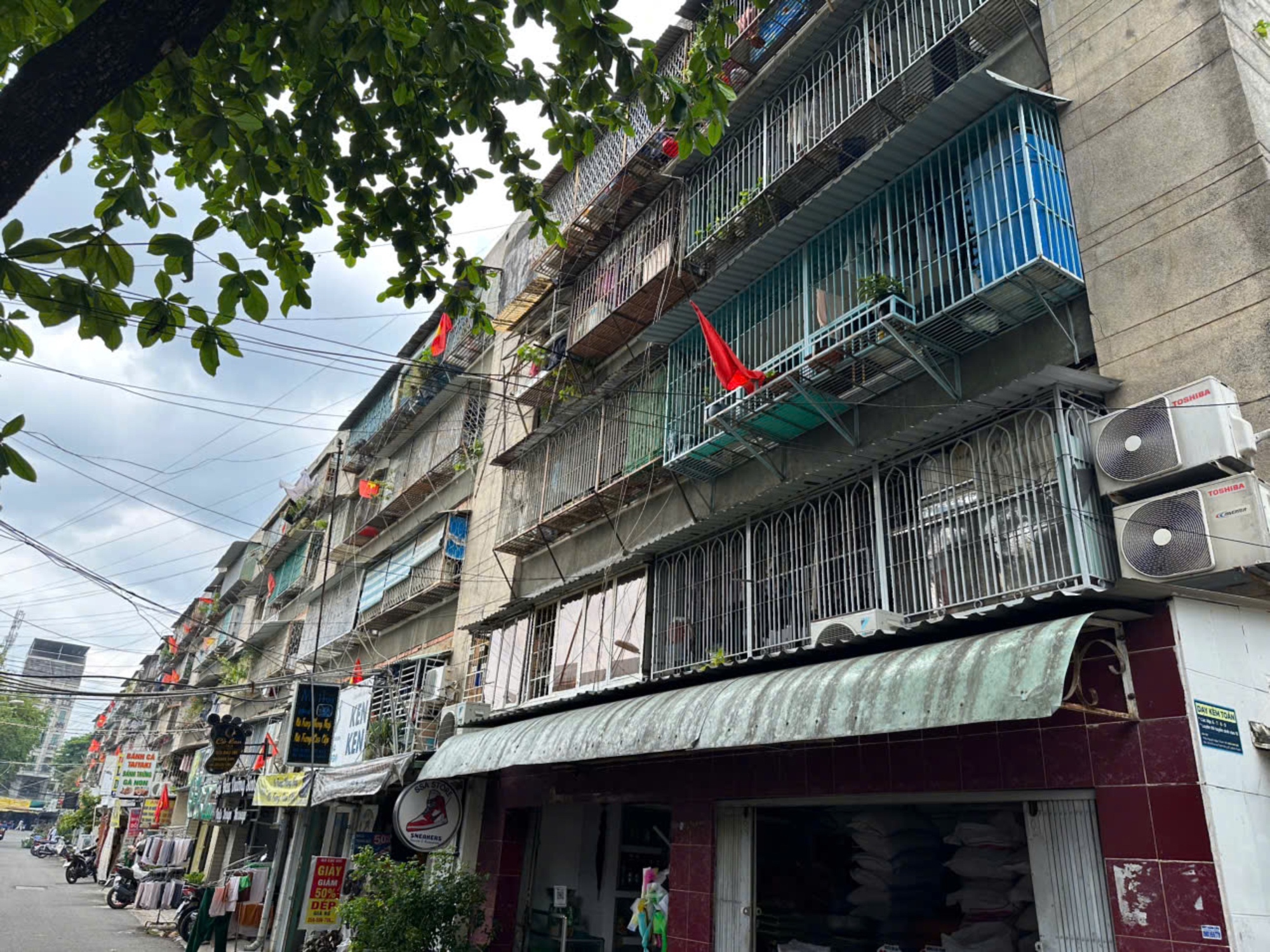 TP.HCM: Th&aacute;o gỡ &ldquo;chuồng cọp&rdquo; ở chung cư Thanh Đa sau vụ ch&aacute;y cư x&aacute; Độc Lập- Ảnh 10.