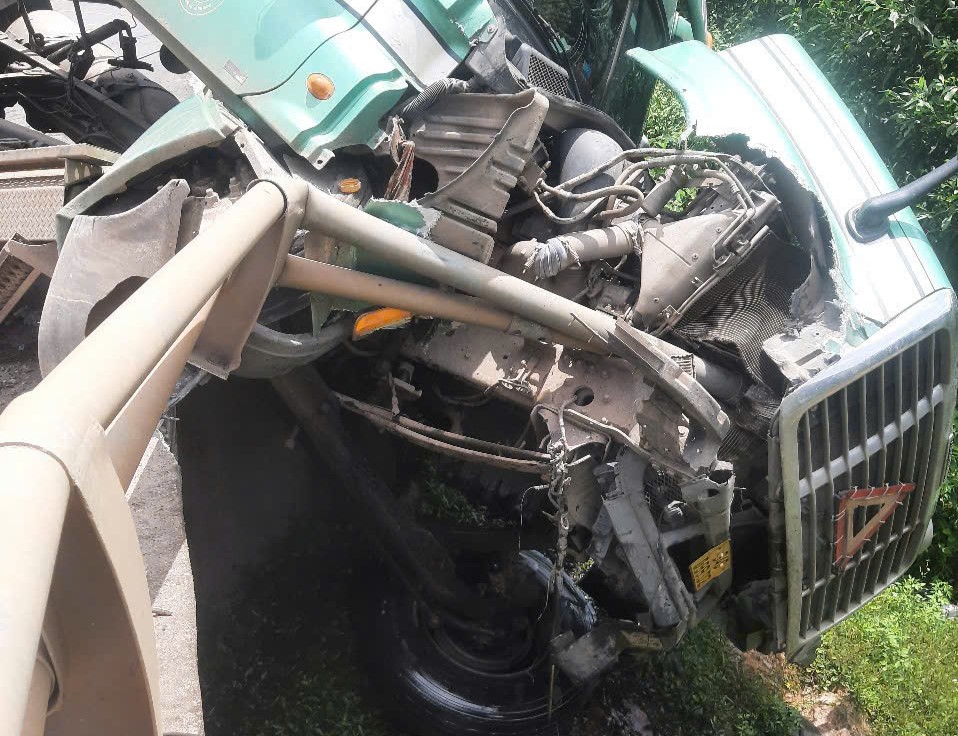 Th&ocirc;ng tuyến QL12A l&ecirc;n cửa khẩu Cha Lo sau vụ &ocirc; t&ocirc; đầu k&eacute;o lật chắn ngang đường- Ảnh 2.