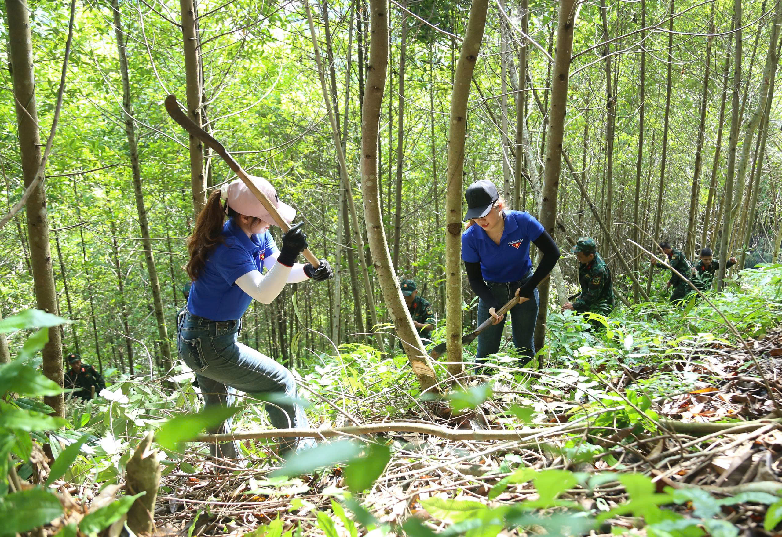 Vượt khó, đẩy nhanh tiến độ đường dây 500kV Lào Cai - Vĩnh Yên- Ảnh 2. Vượt khó, đẩy nhanh tiến độ đường dây 500kV Lào Cai - Vĩnh Yên- Ảnh 2.