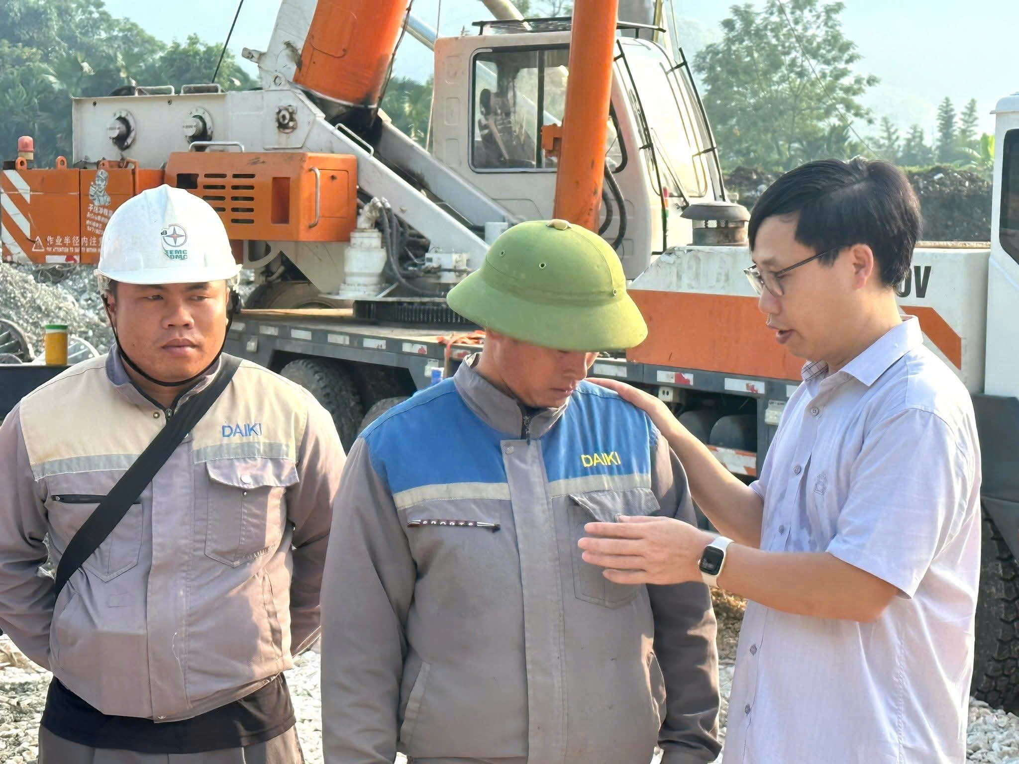 Vượt khó, đẩy nhanh tiến độ đường dây 500kV Lào Cai - Vĩnh Yên- Ảnh 6. Vượt khó, đẩy nhanh tiến độ đường dây 500kV Lào Cai - Vĩnh Yên- Ảnh 6.