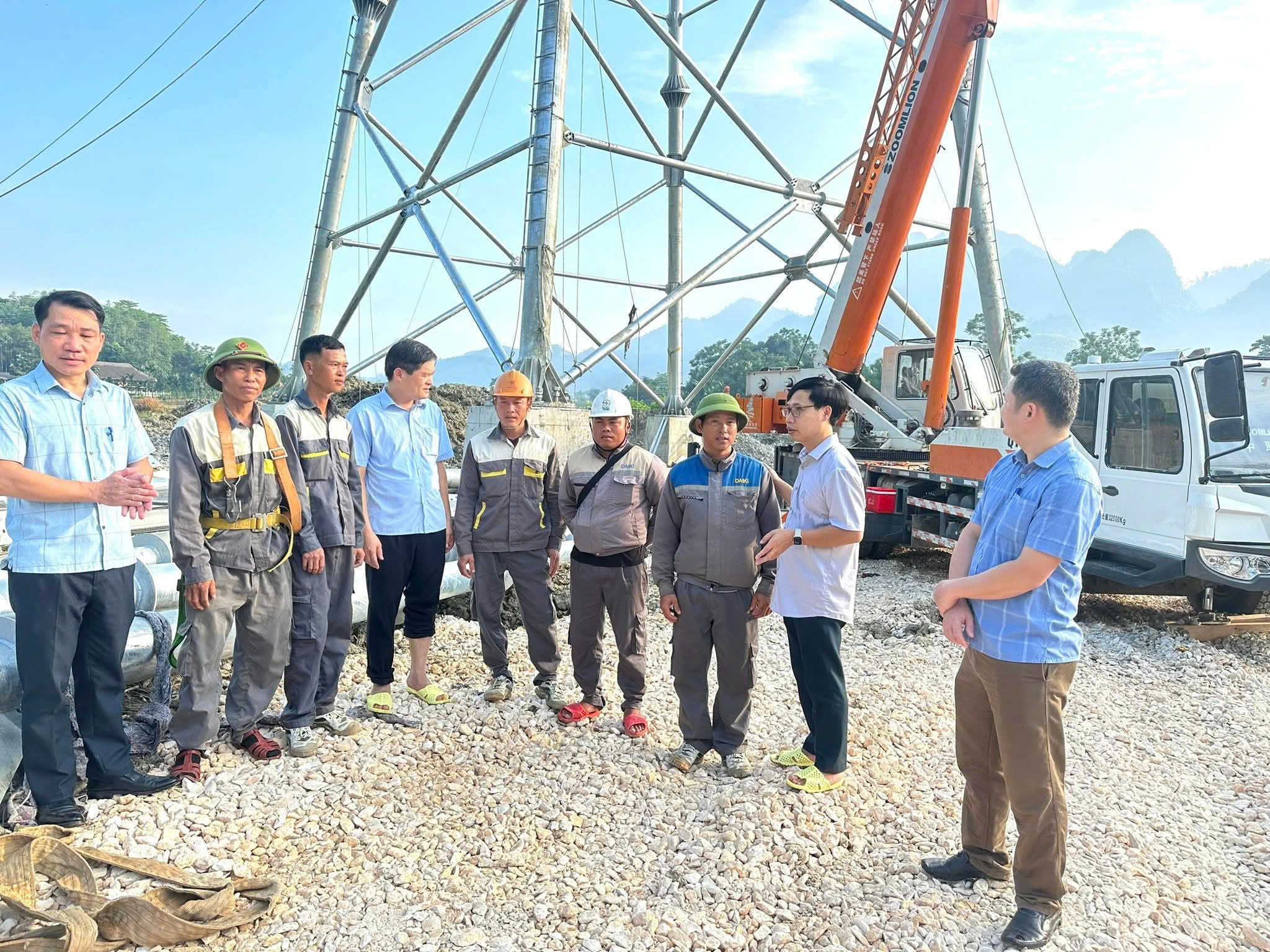 Vượt khó, đẩy nhanh tiến độ đường dây 500kV Lào Cai - Vĩnh Yên- Ảnh 7. Vượt khó, đẩy nhanh tiến độ đường dây 500kV Lào Cai - Vĩnh Yên- Ảnh 7.
