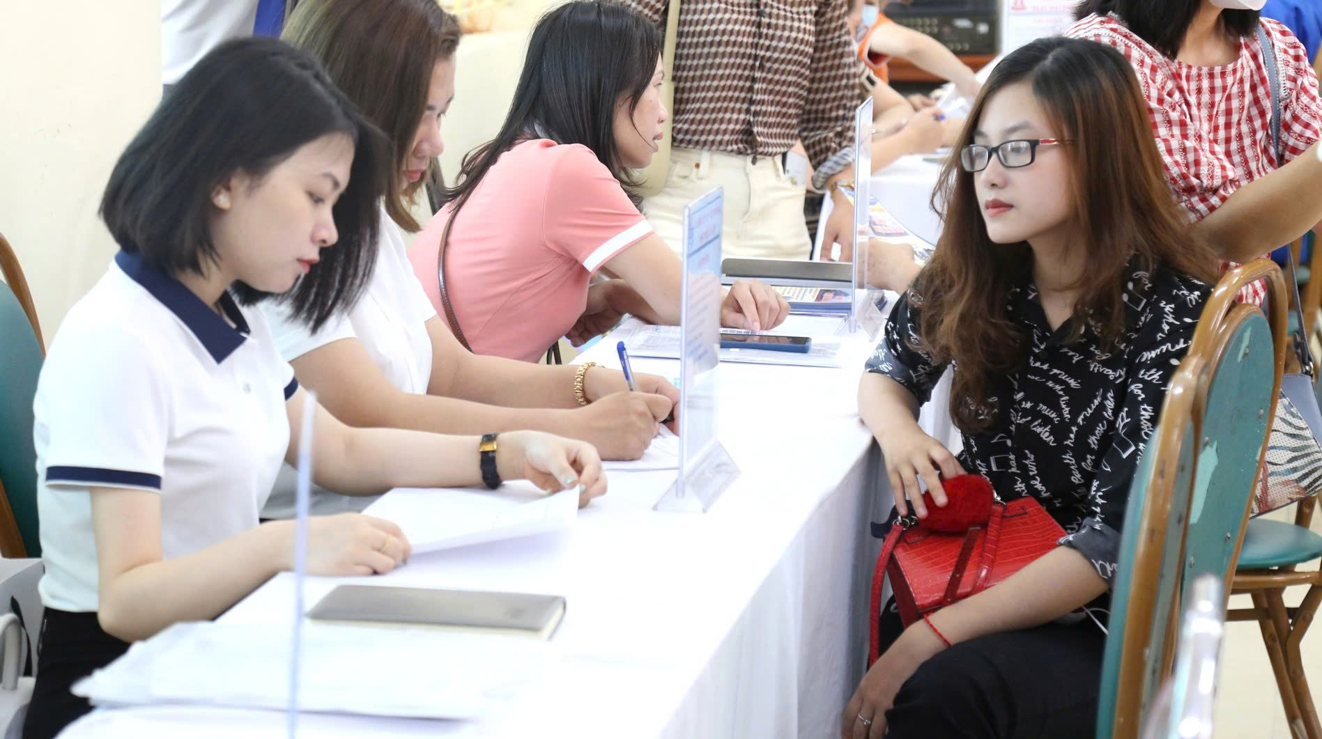 Lao động trẻ thiếu kỹ năng, c&ocirc;ng nghệ k&eacute;m, cạnh tranh khốc liệt g&acirc;y &aacute;p lực trong t&igrave;m việc- Ảnh 2.