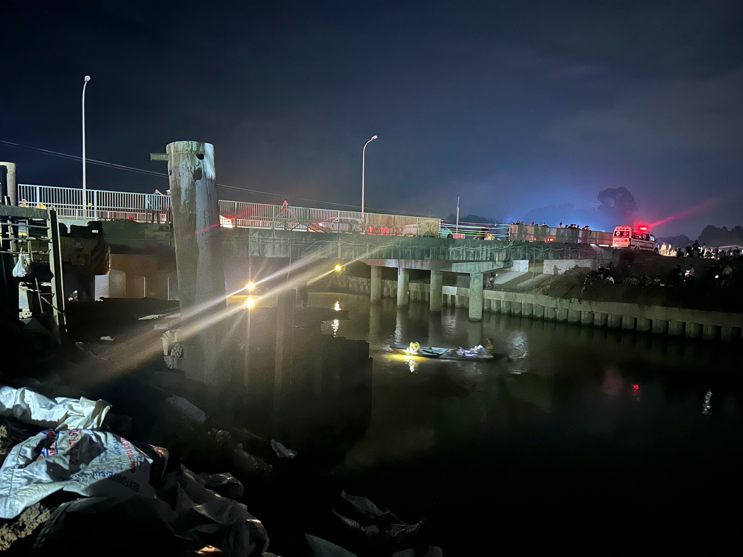 Nỗ lực tìm người mất tích sau vụ ô tô lao xuống sông ở Nghệ An- Ảnh 1. Nỗ lực tìm người mất tích sau vụ ô tô lao xuống sông ở Nghệ An- Ảnh 1.