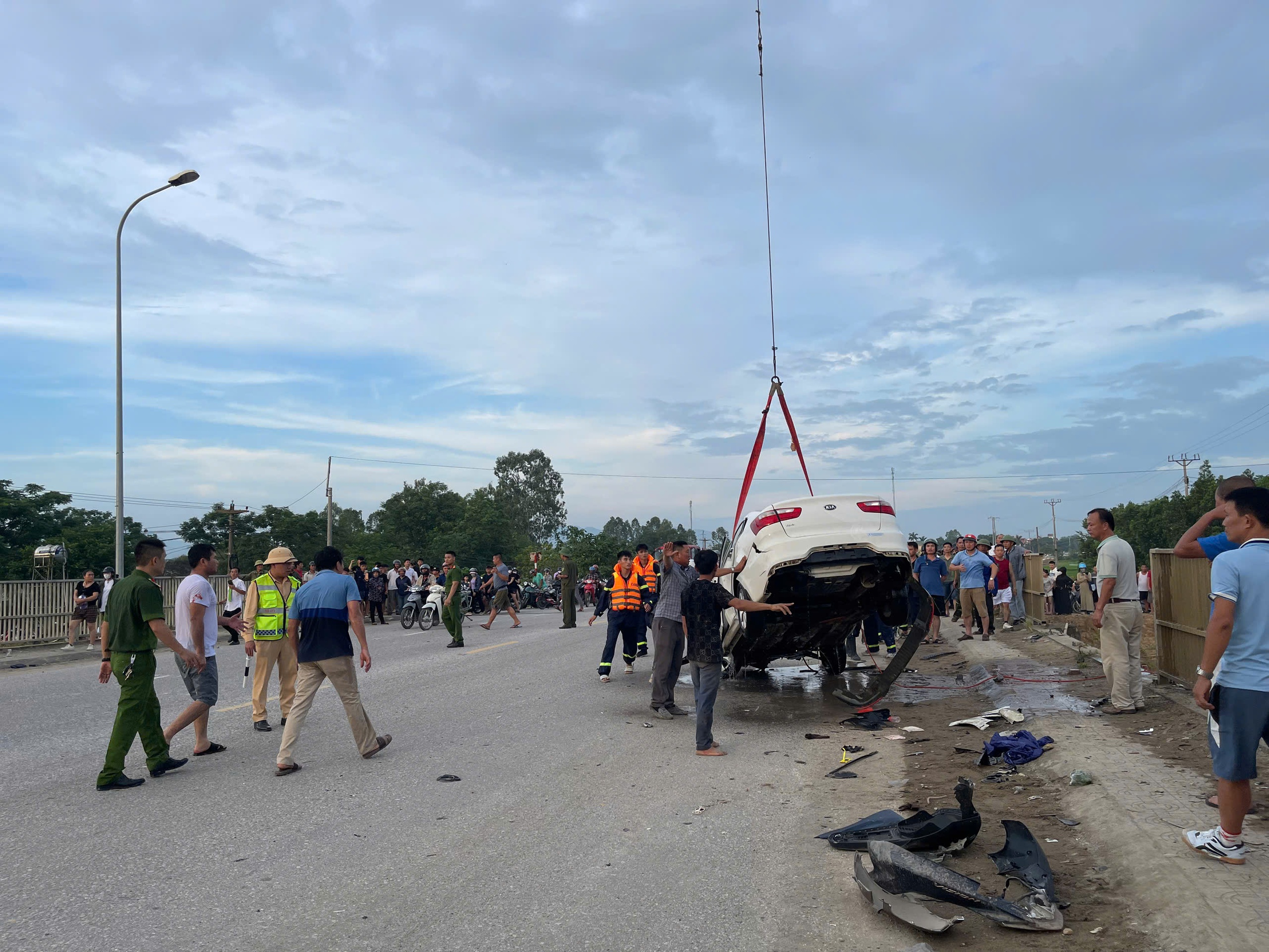 Nỗ lực tìm người mất tích sau vụ ô tô lao xuống sông ở Nghệ An- Ảnh 5. Nỗ lực tìm người mất tích sau vụ ô tô lao xuống sông ở Nghệ An- Ảnh 5.