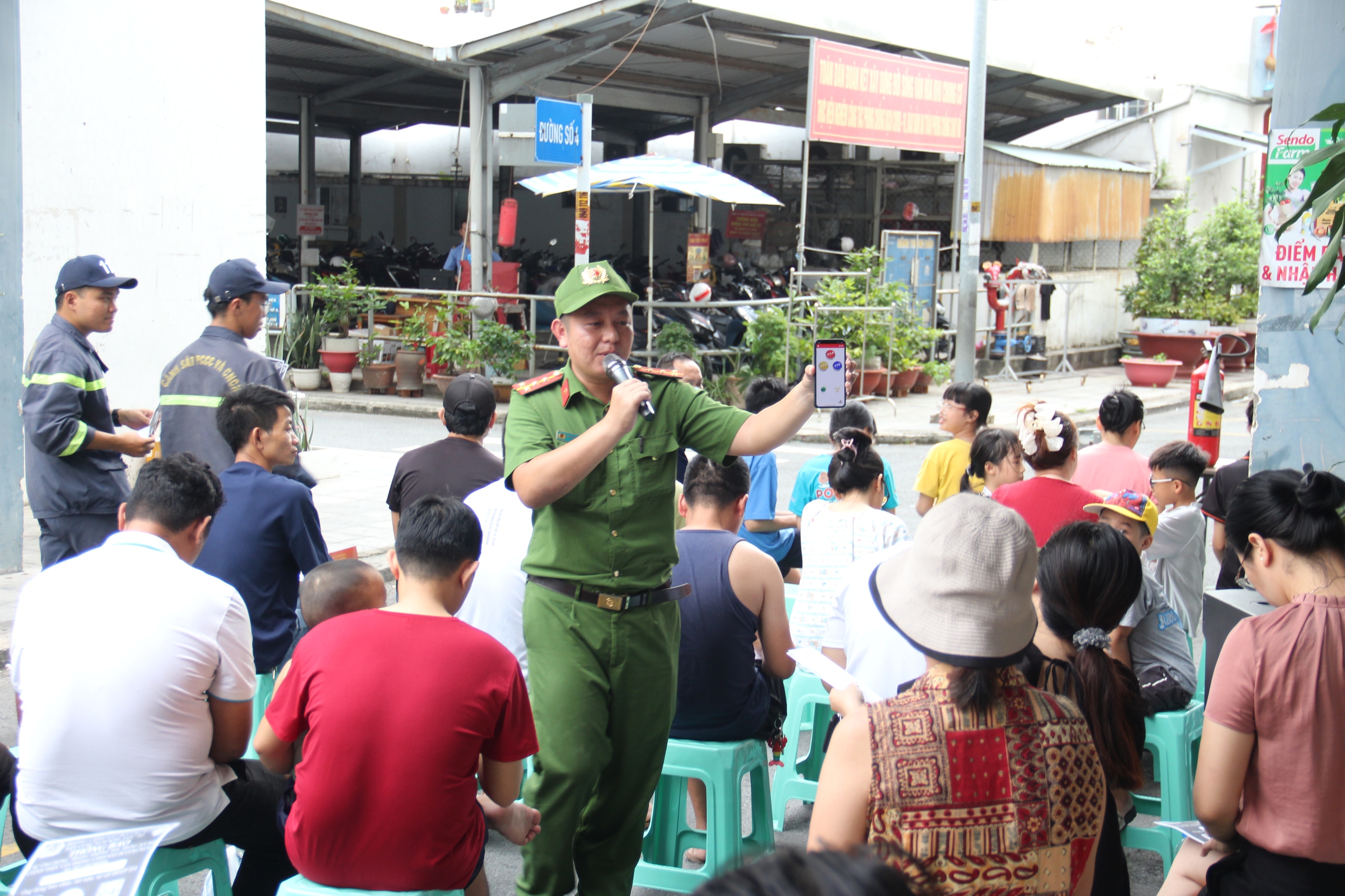 TP.HCM: Hàng trăm cư dân chung cư được huấn luyện kỹ năng chữa cháy và thoát nạn- Ảnh 1. TP.HCM: Hàng trăm cư dân chung cư được huấn luyện kỹ năng chữa cháy và thoát nạn- Ảnh 1.
