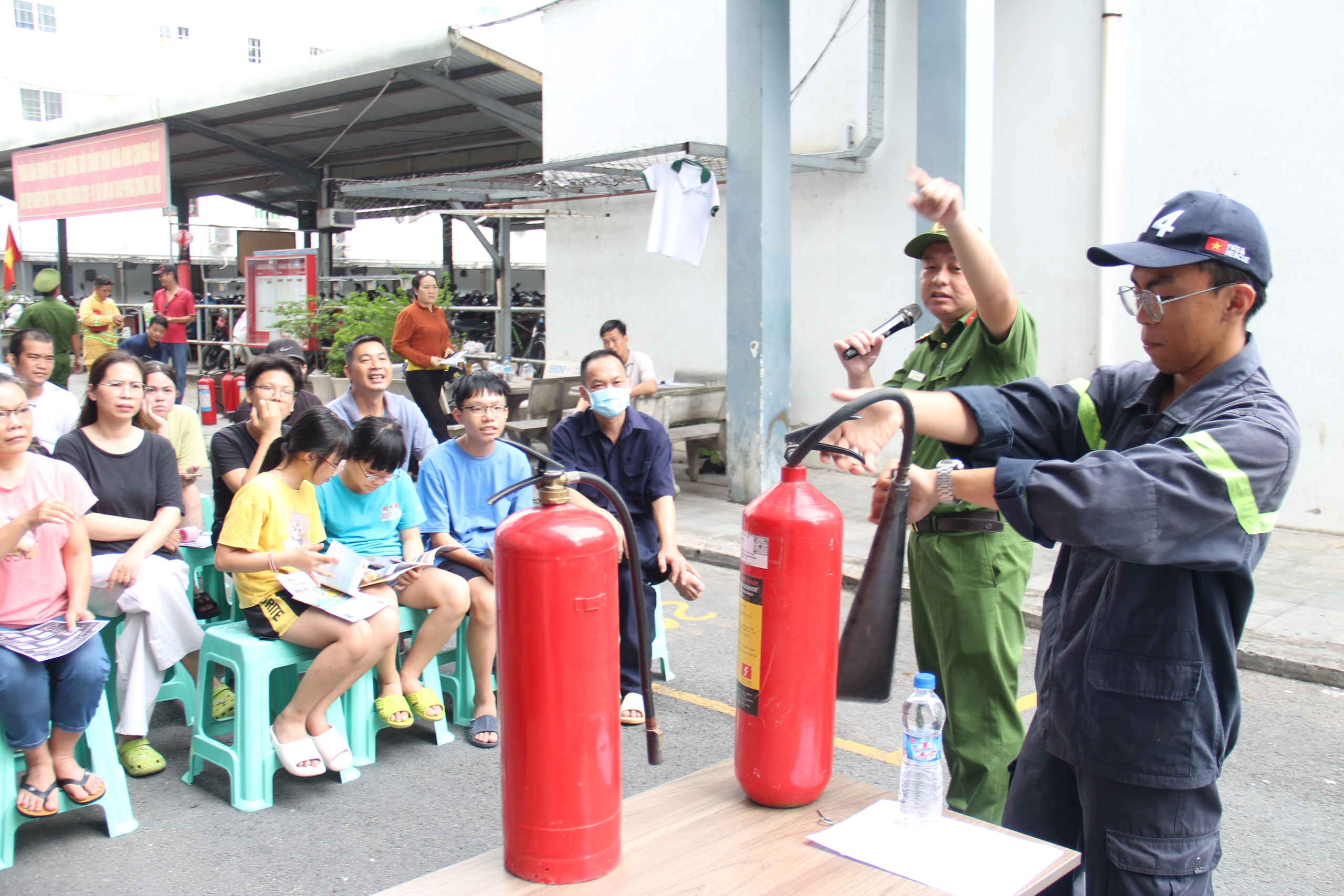 TP.HCM: Hàng trăm cư dân chung cư được huấn luyện kỹ năng chữa cháy và thoát nạn- Ảnh 2. TP.HCM: Hàng trăm cư dân chung cư được huấn luyện kỹ năng chữa cháy và thoát nạn- Ảnh 2.