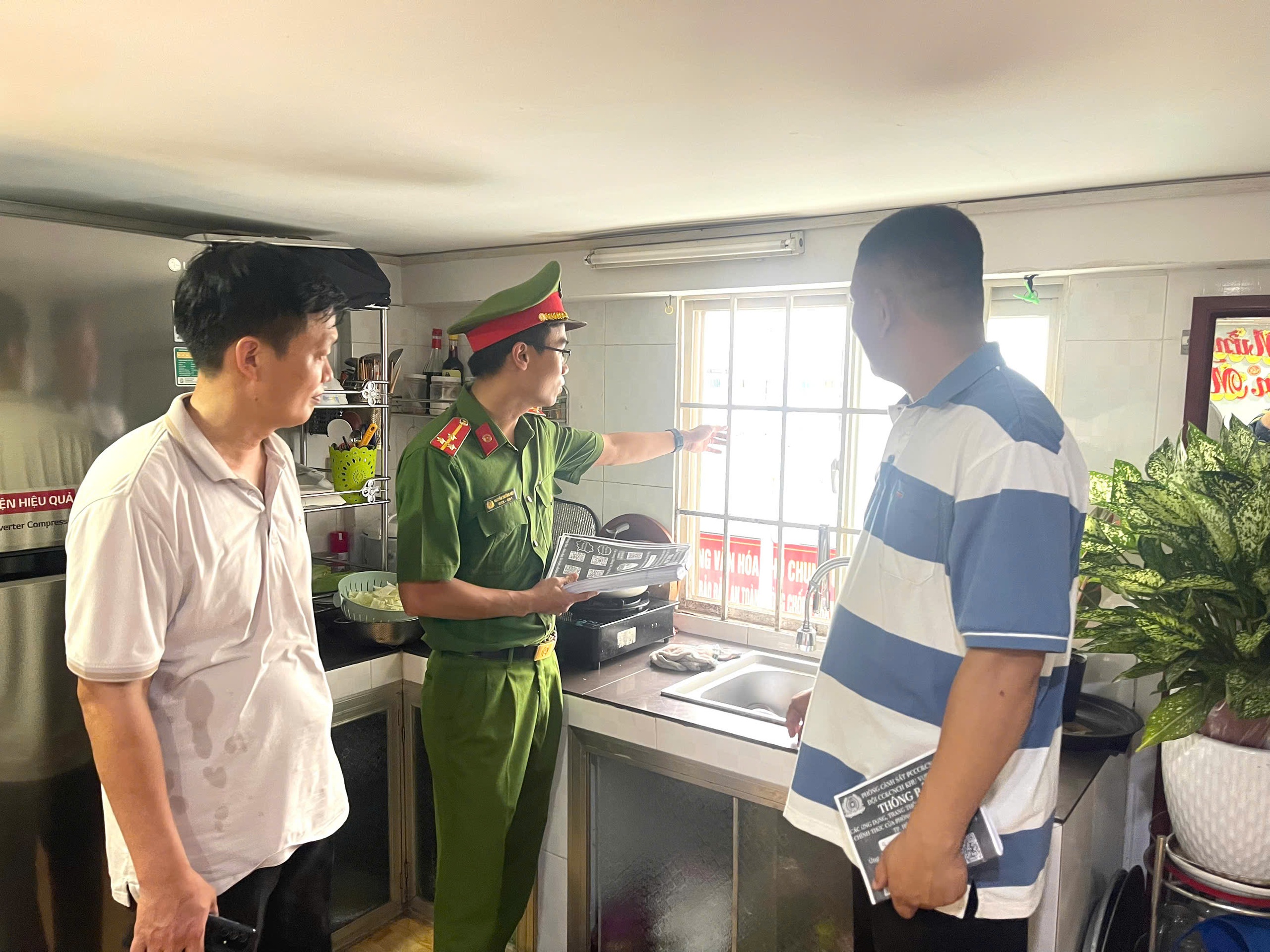 TP.HCM: Hàng trăm cư dân chung cư được huấn luyện kỹ năng chữa cháy và thoát nạn- Ảnh 3. TP.HCM: Hàng trăm cư dân chung cư được huấn luyện kỹ năng chữa cháy và thoát nạn- Ảnh 3.