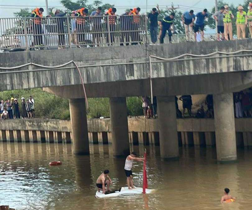 Ô tô tông loạt xe máy rồi lao xuống sông, nhiều người bị thương và mất tích- Ảnh 1. Ô tô tông loạt xe máy rồi lao xuống sông, nhiều người bị thương và mất tích- Ảnh 1.