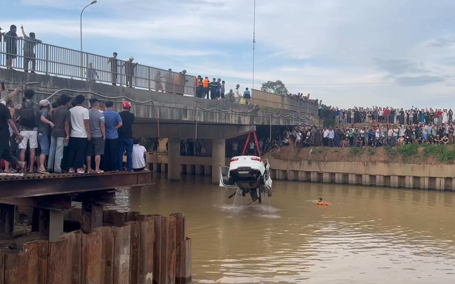 Vụ ô tô rơi xuống sông, 3 người chết ở Nghệ An: Tài xế đã tử vong- Ảnh 1. Vụ ô tô rơi xuống sông, 3 người chết ở Nghệ An: Tài xế đã tử vong- Ảnh 1.