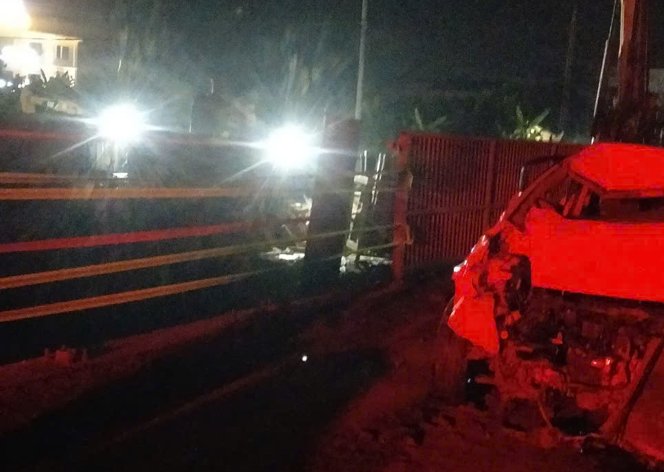 Nỗ lực tìm người mất tích sau vụ ô tô lao xuống sông ở Nghệ An- Ảnh 7. Nỗ lực tìm người mất tích sau vụ ô tô lao xuống sông ở Nghệ An- Ảnh 7.