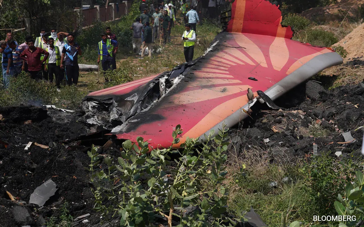 FAA và Boeing khẳng định khóa công tắc nhiên liệu trên máy bay Boeing an toàn- Ảnh 2. Vụ rơi máy bay Air India: Công tắc nhiên liệu có vai trò quan trọng như thế nào?