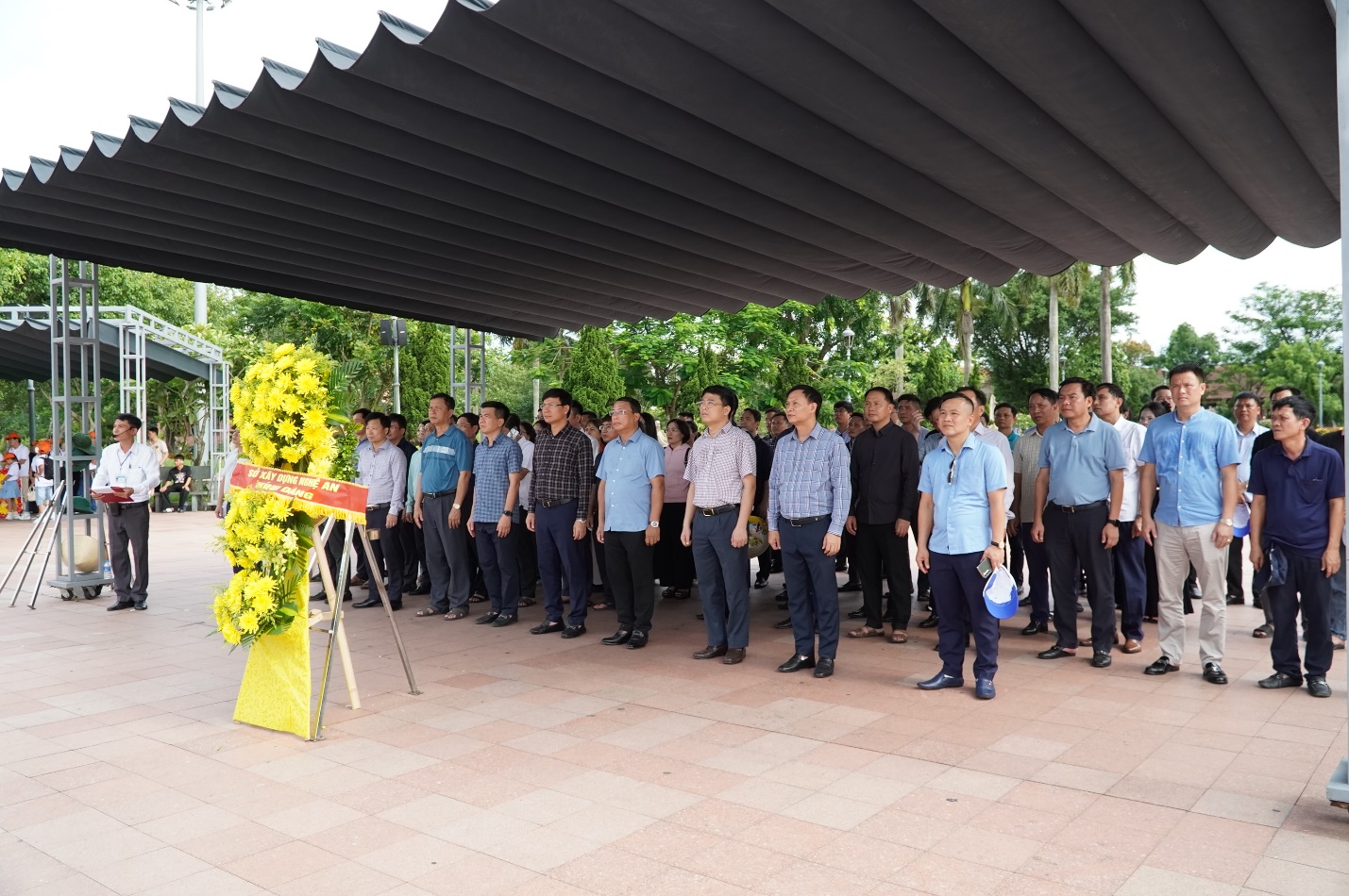 H&agrave;ng ngh&igrave;n du kh&aacute;ch đến d&acirc;ng hương tại Th&agrave;nh cổ Quảng Trị dịp 27/7- Ảnh 5.